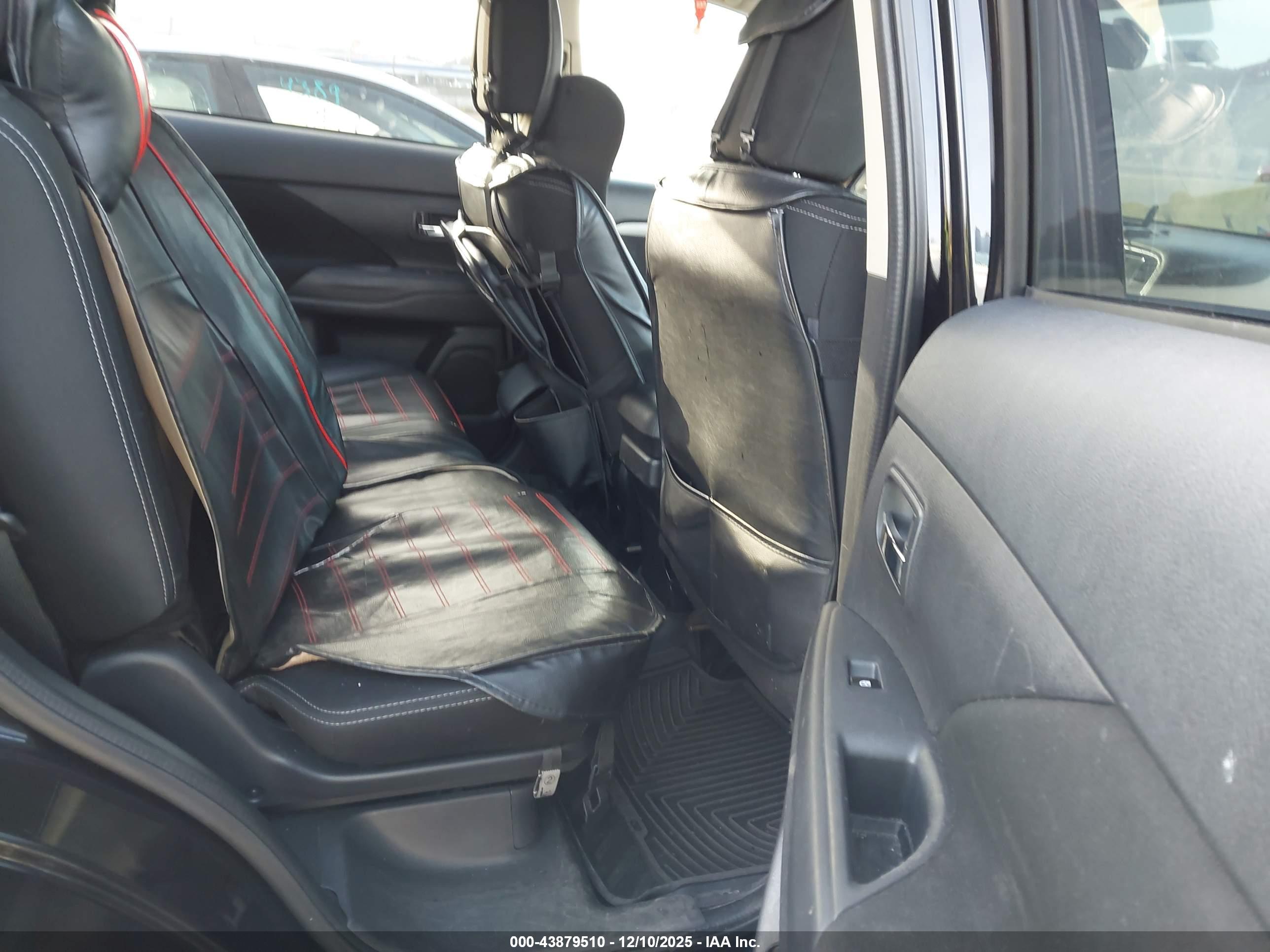 MITSUBISHI OUTLANDER image 8