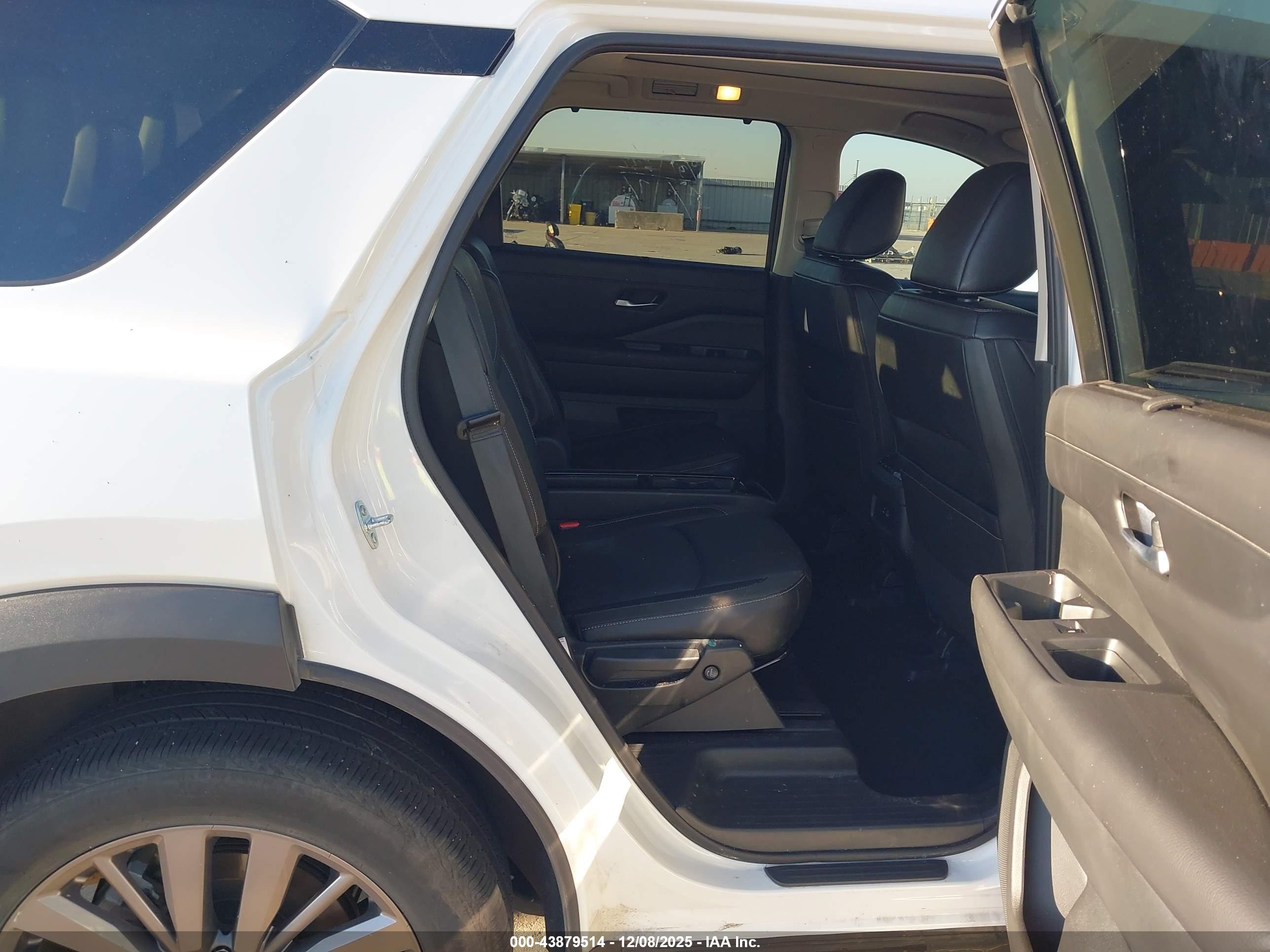 NISSAN PATHFINDER image 8