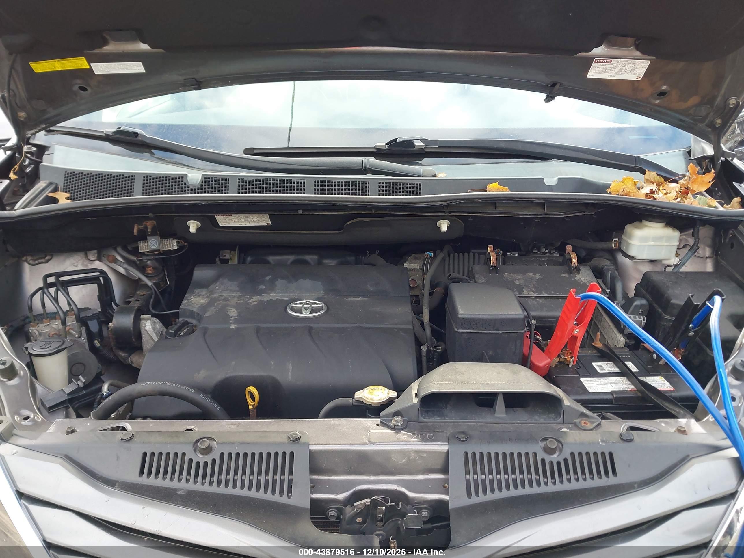 TOYOTA SIENNA image 10