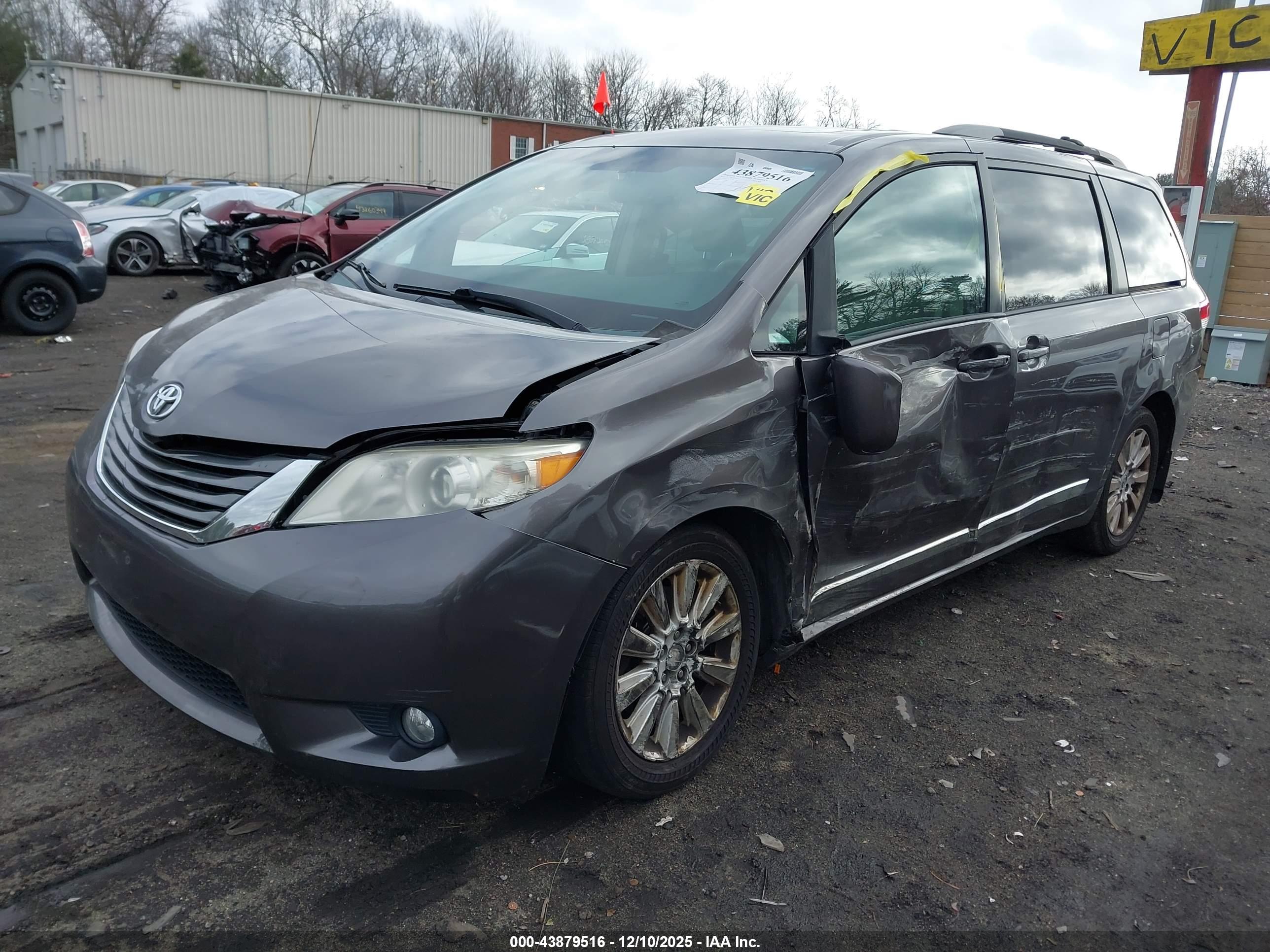 TOYOTA SIENNA image 2