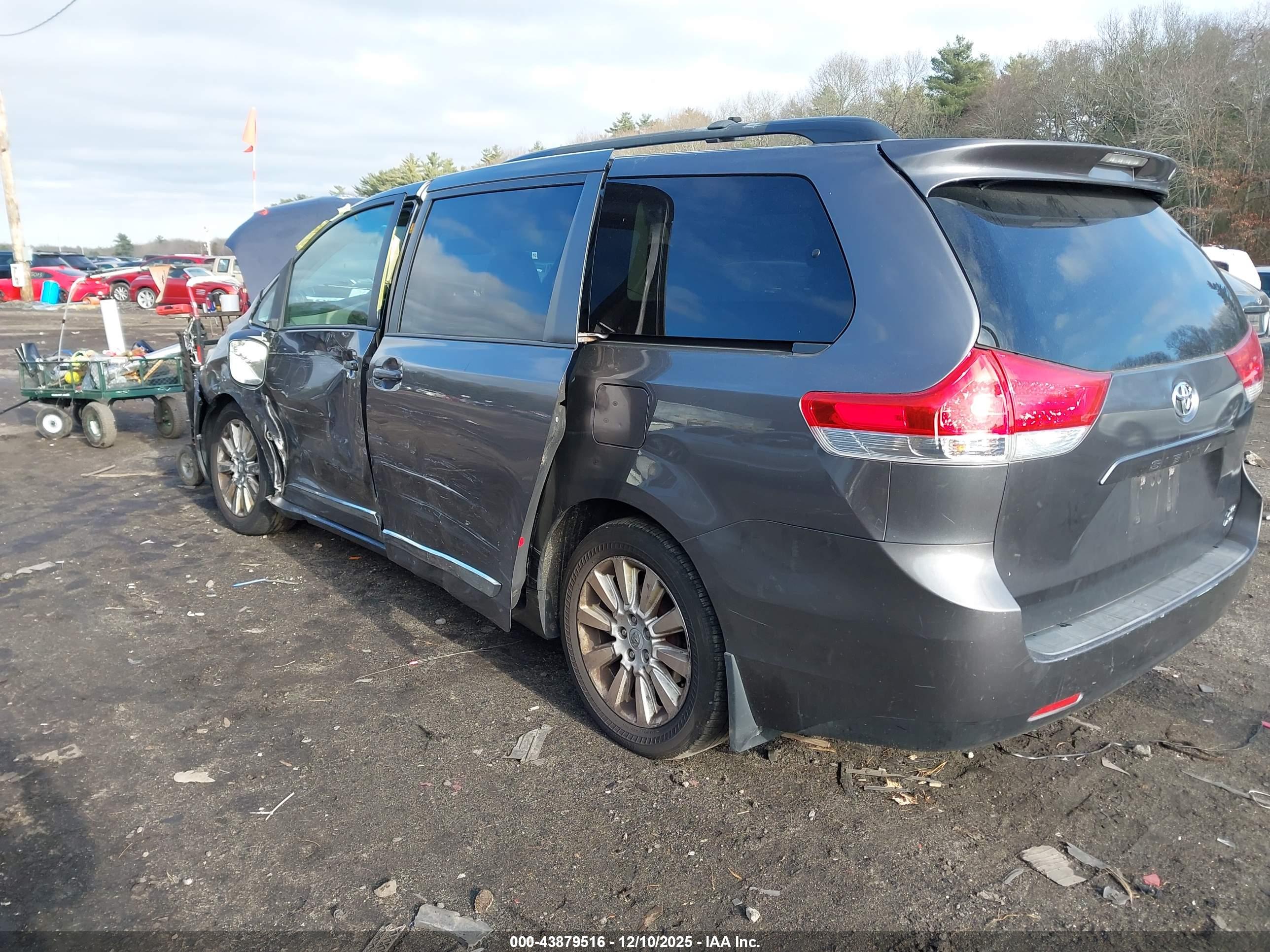 TOYOTA SIENNA image 3