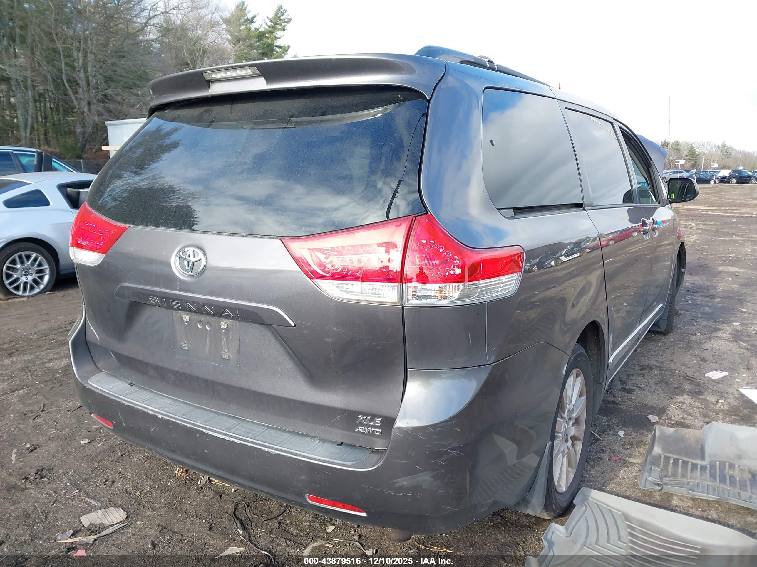 TOYOTA SIENNA image 4