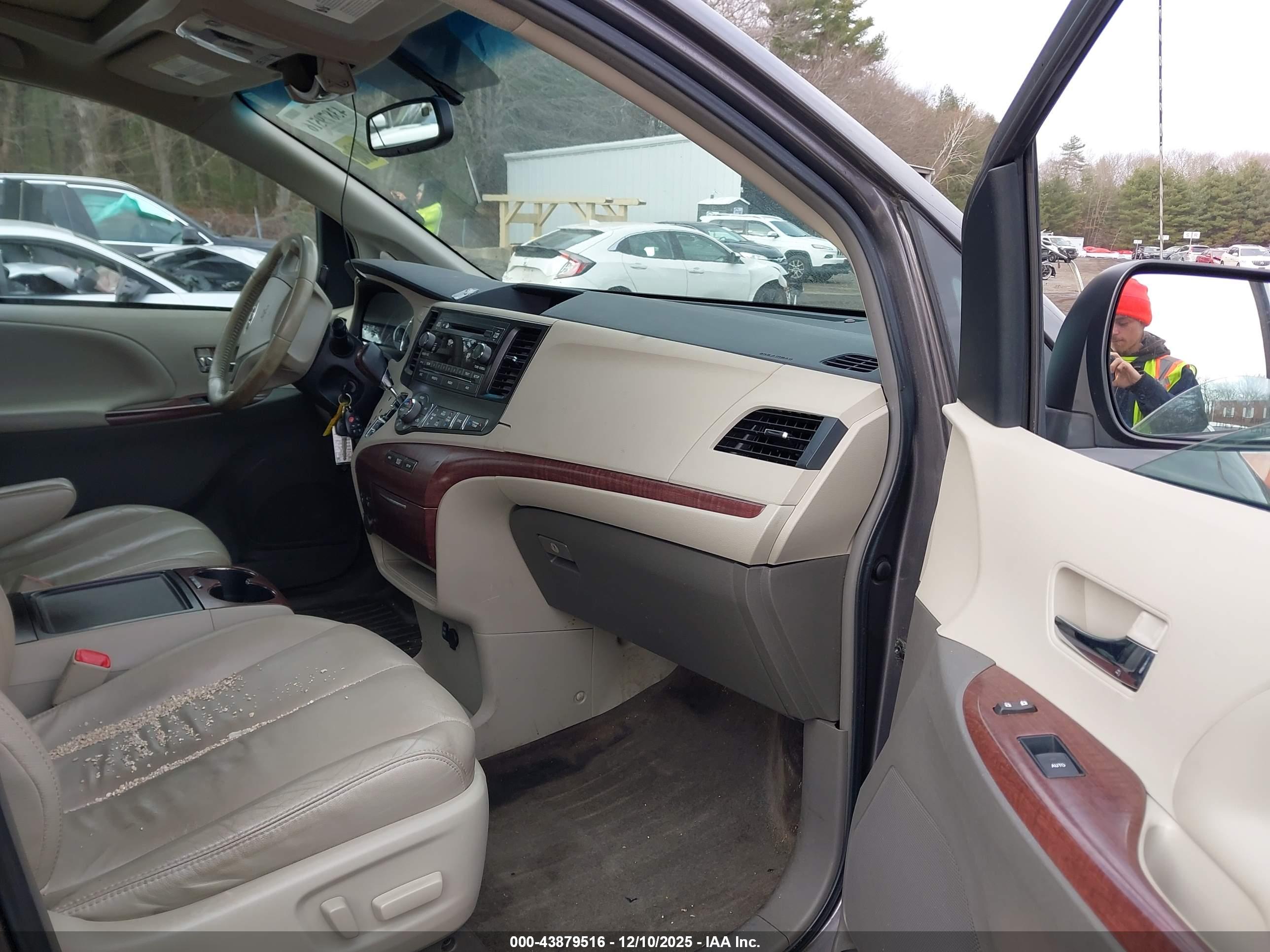 TOYOTA SIENNA image 5
