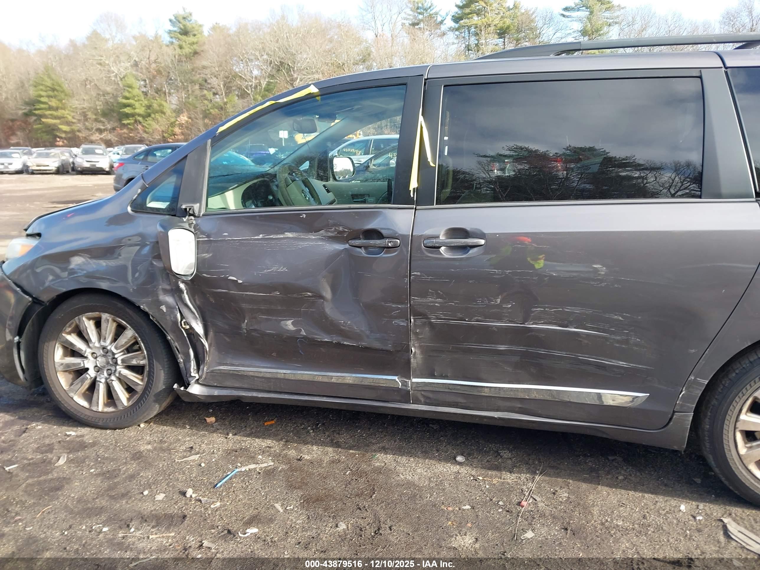 TOYOTA SIENNA image 6