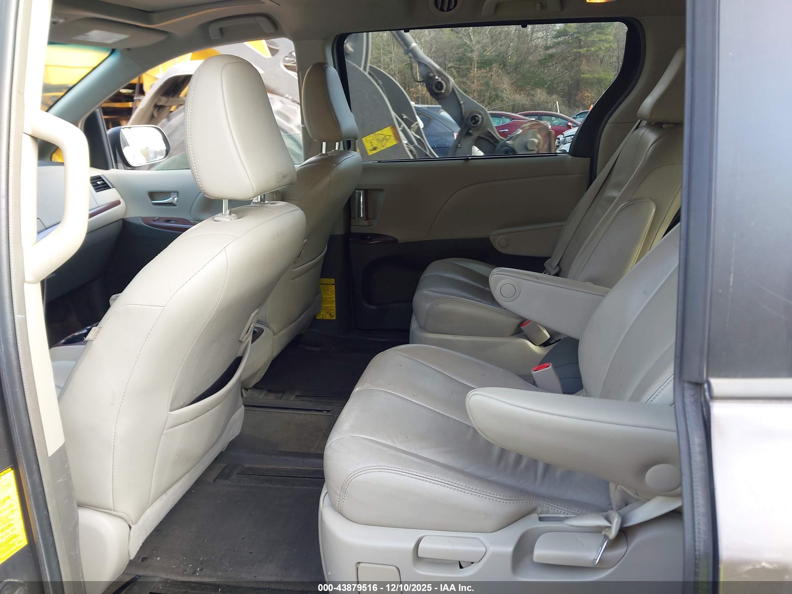 TOYOTA SIENNA image 8