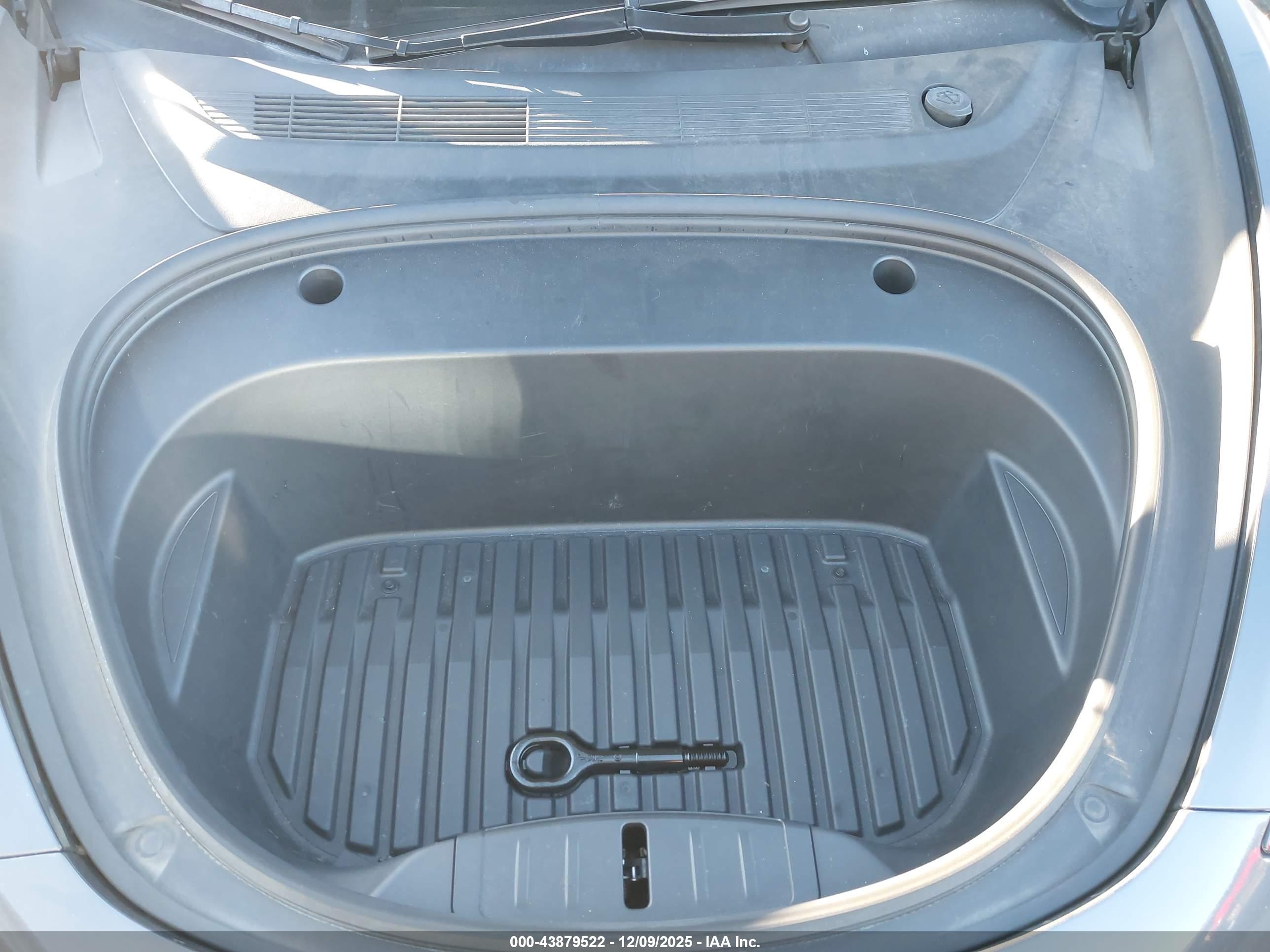 TESLA MODEL image 10