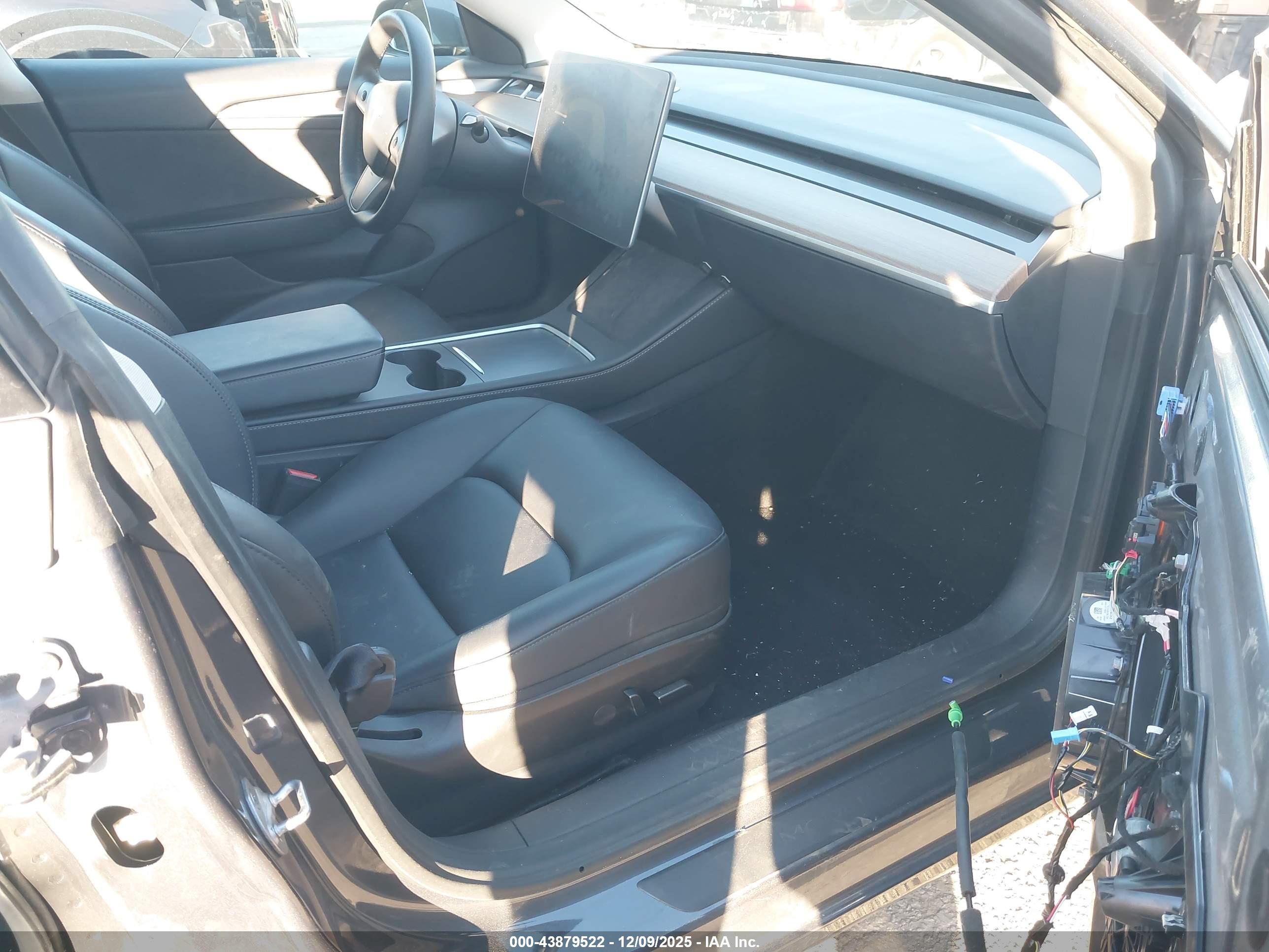 TESLA MODEL image 5