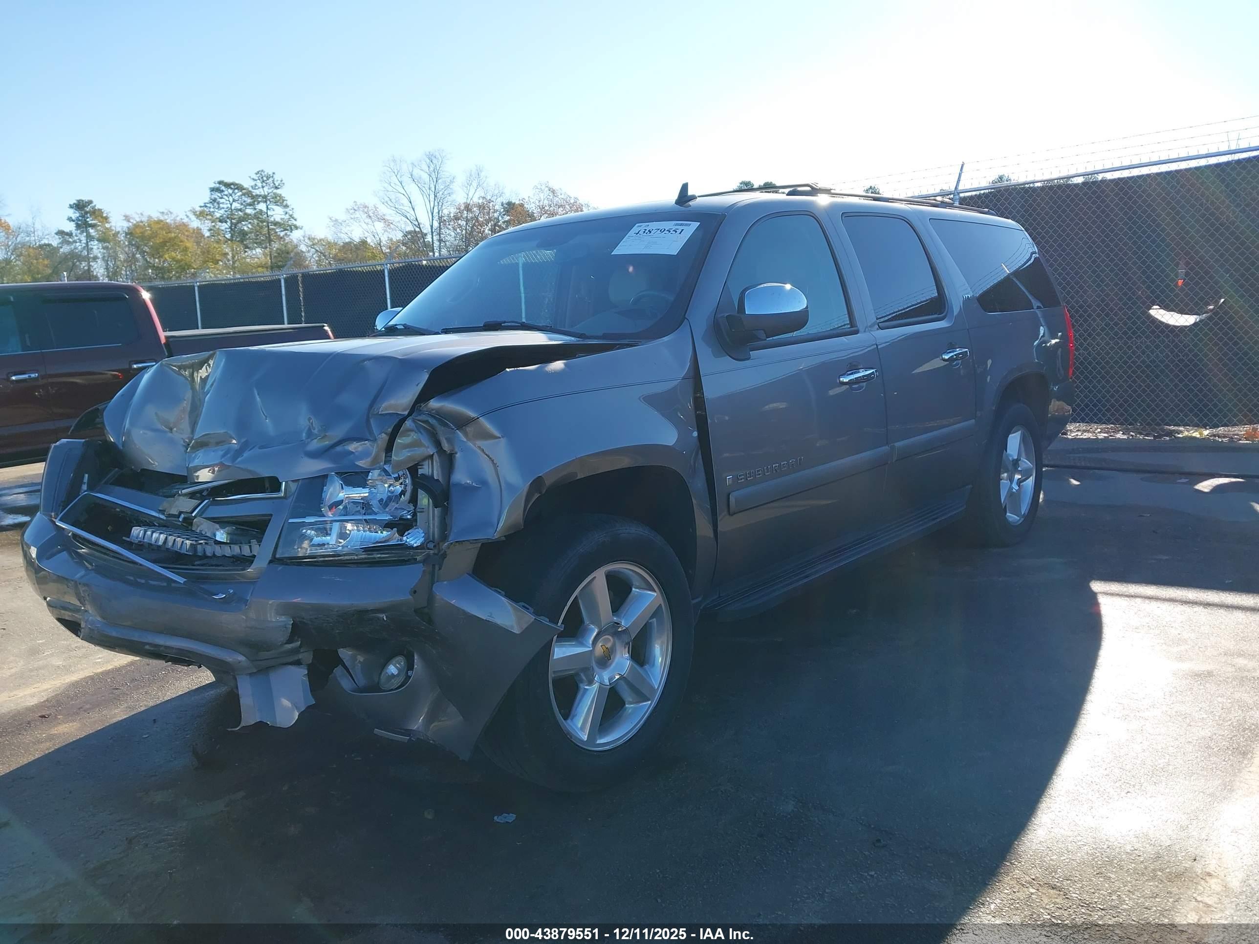 CHEVROLET SUBURBAN image 2