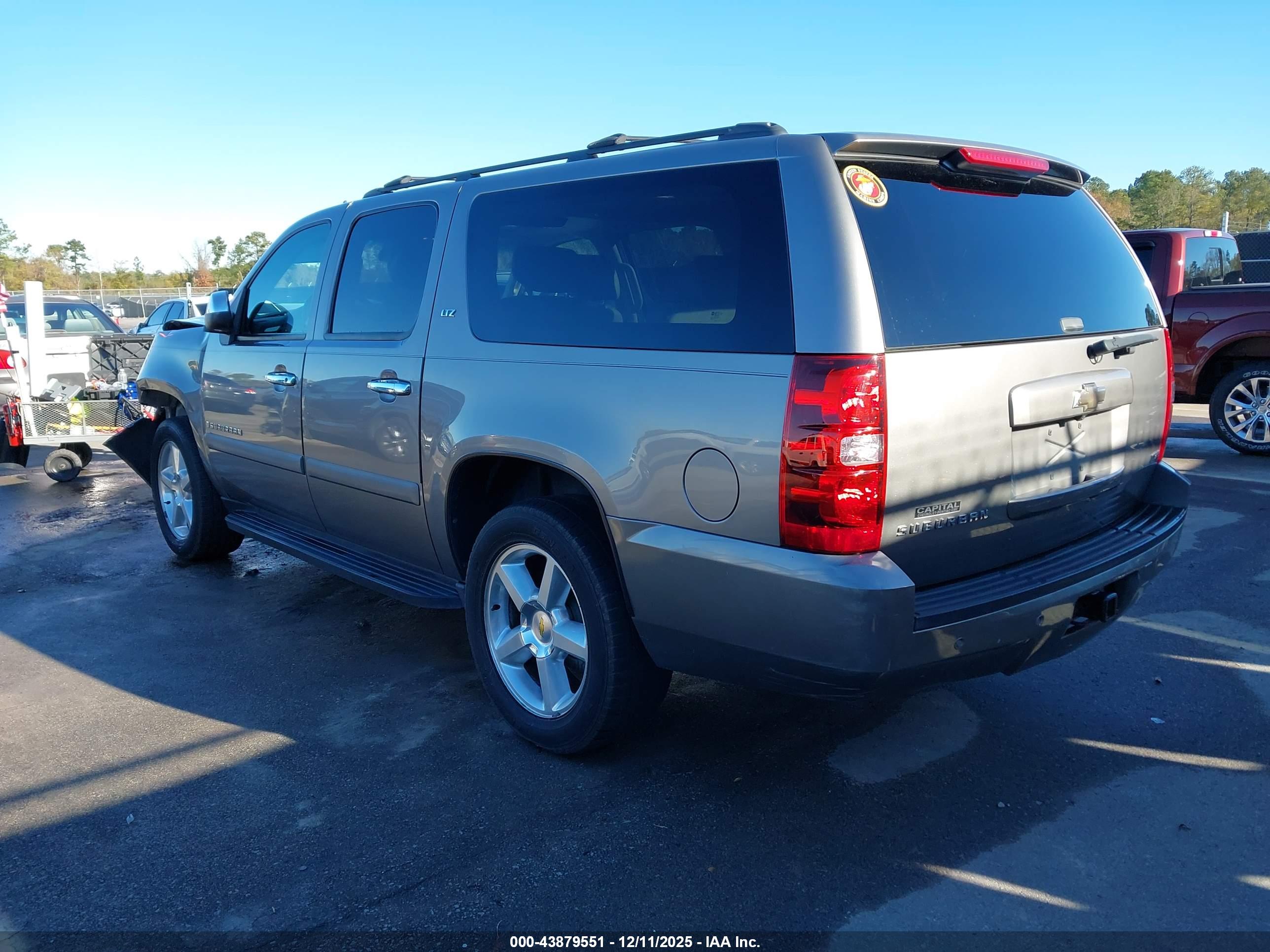 CHEVROLET SUBURBAN image 3