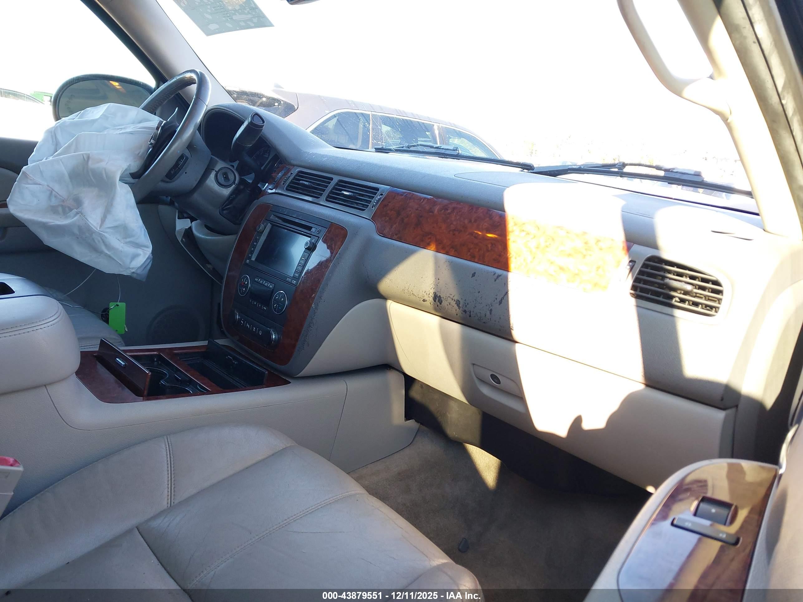 CHEVROLET SUBURBAN image 5