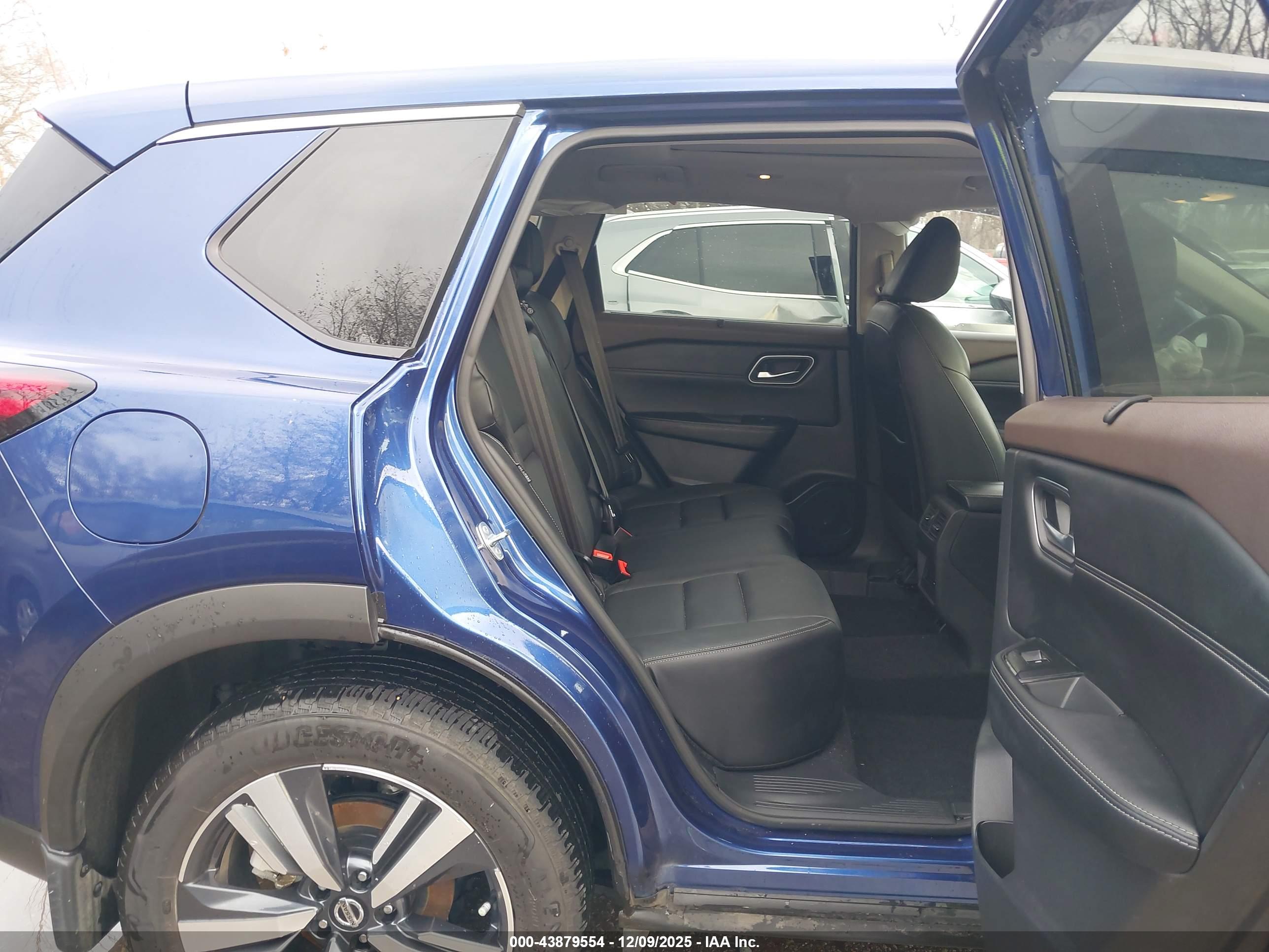 NISSAN ROGUE image 8