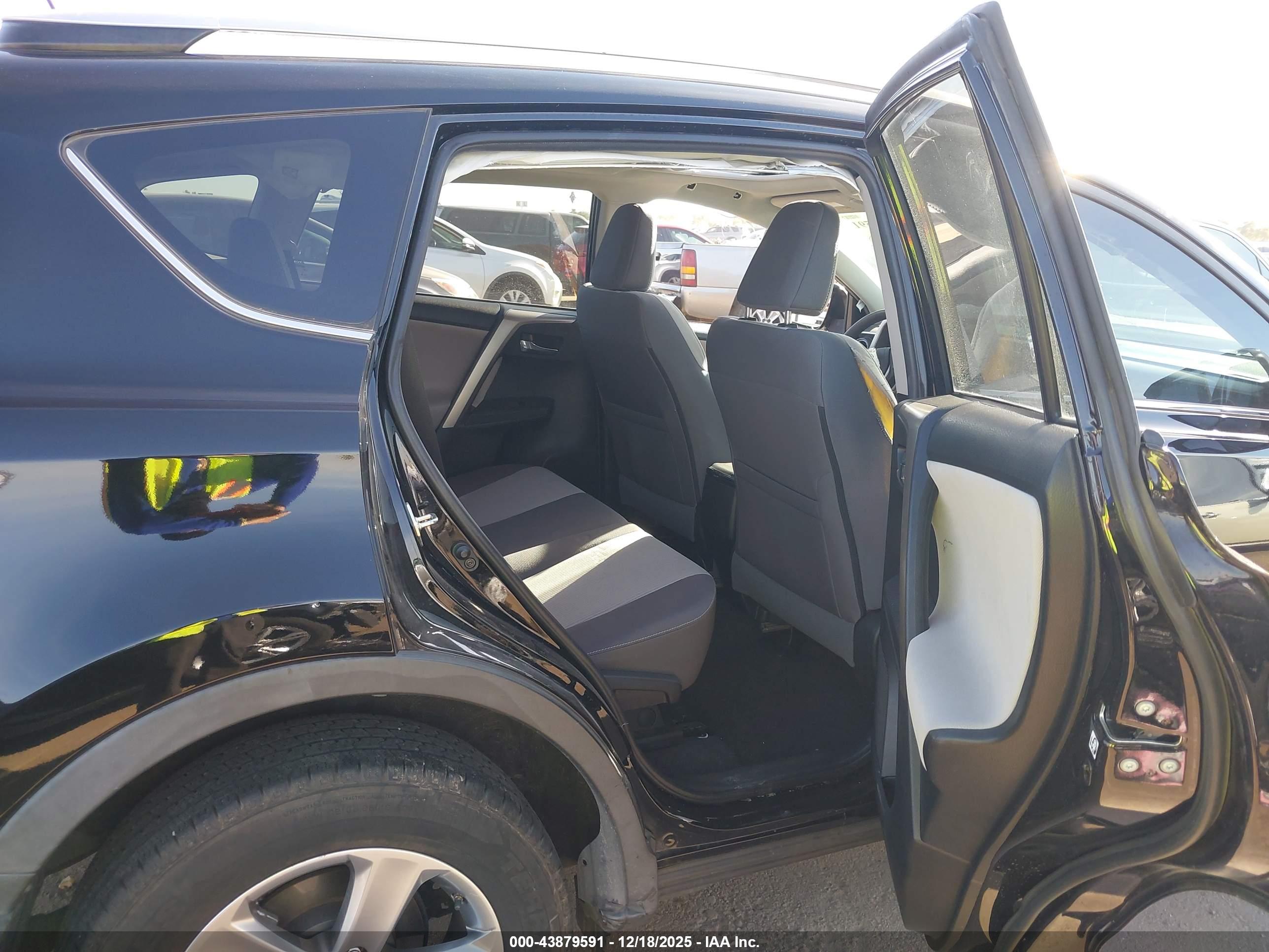 TOYOTA RAV4 image 8