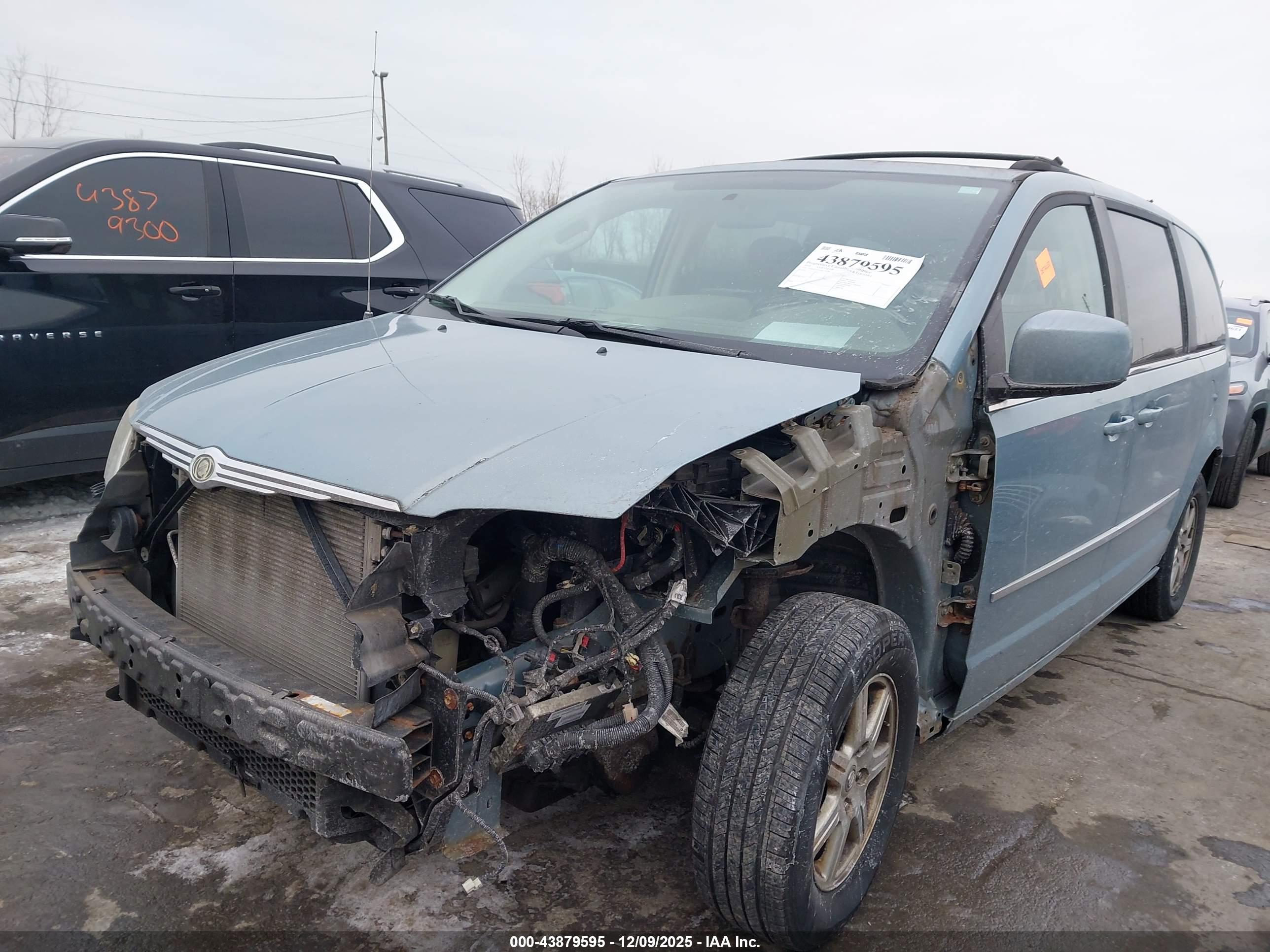 CHRYSLER TOWN image 2
