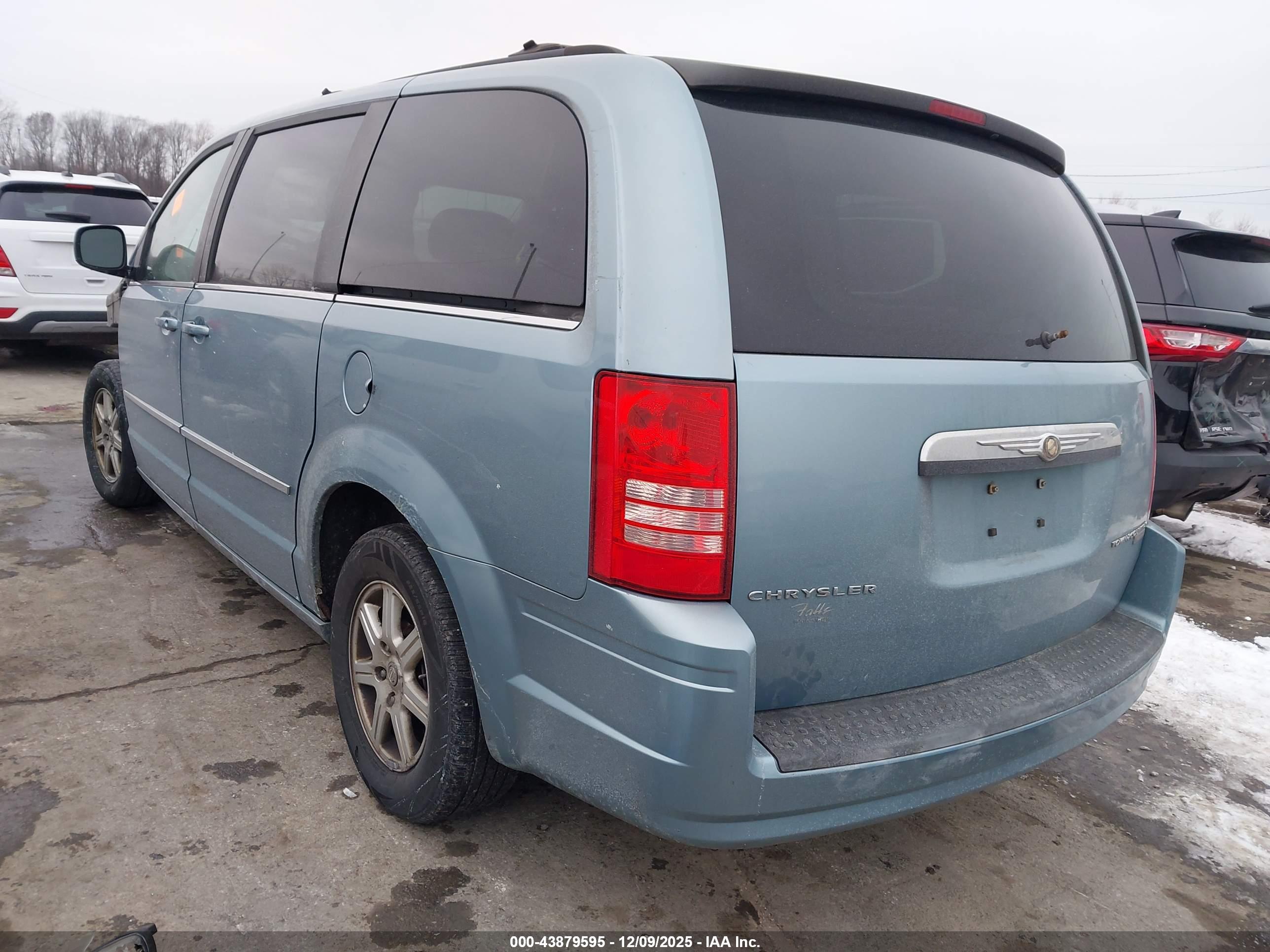 CHRYSLER TOWN image 3