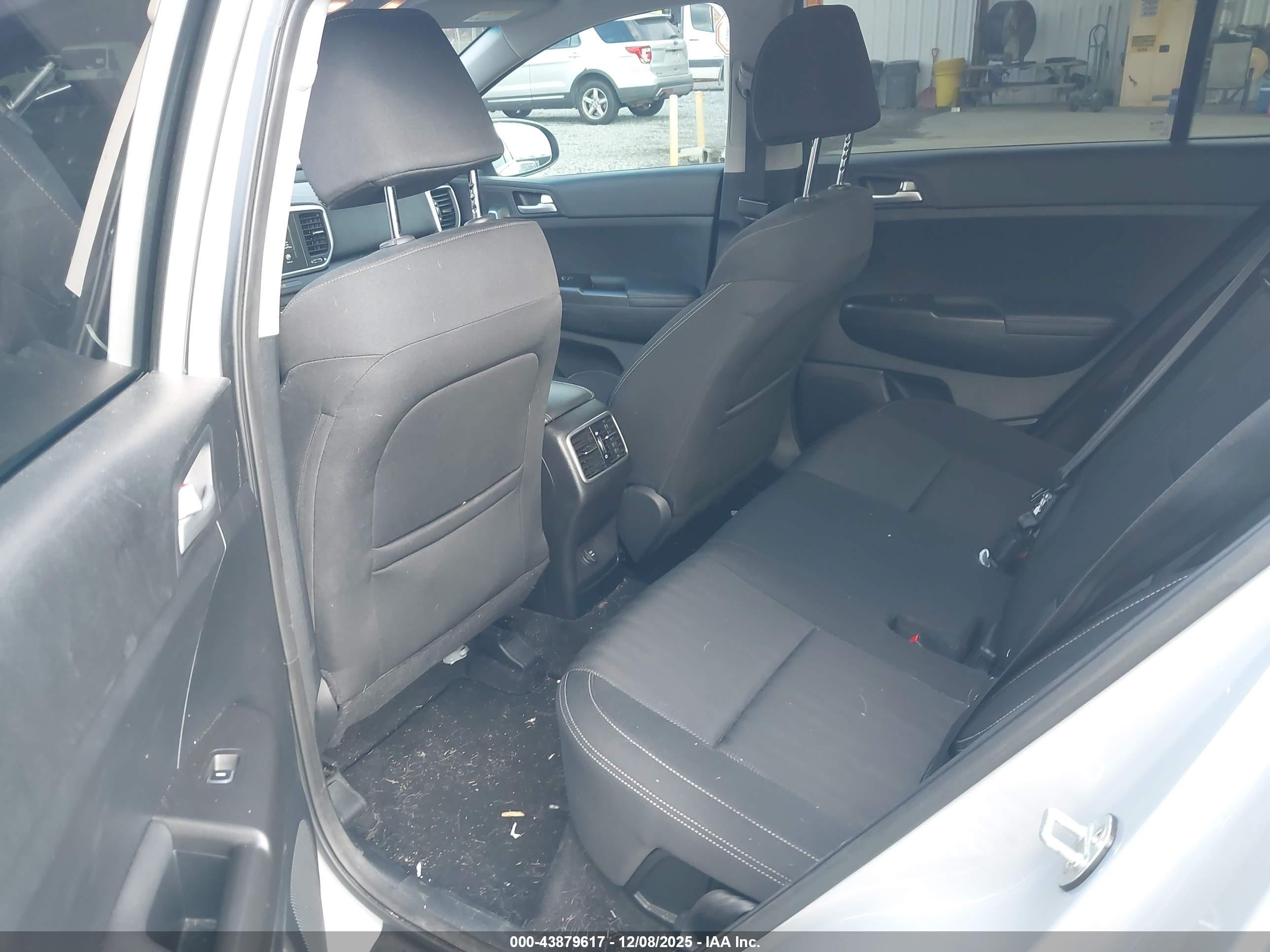 KIA SPORTAGE image 8