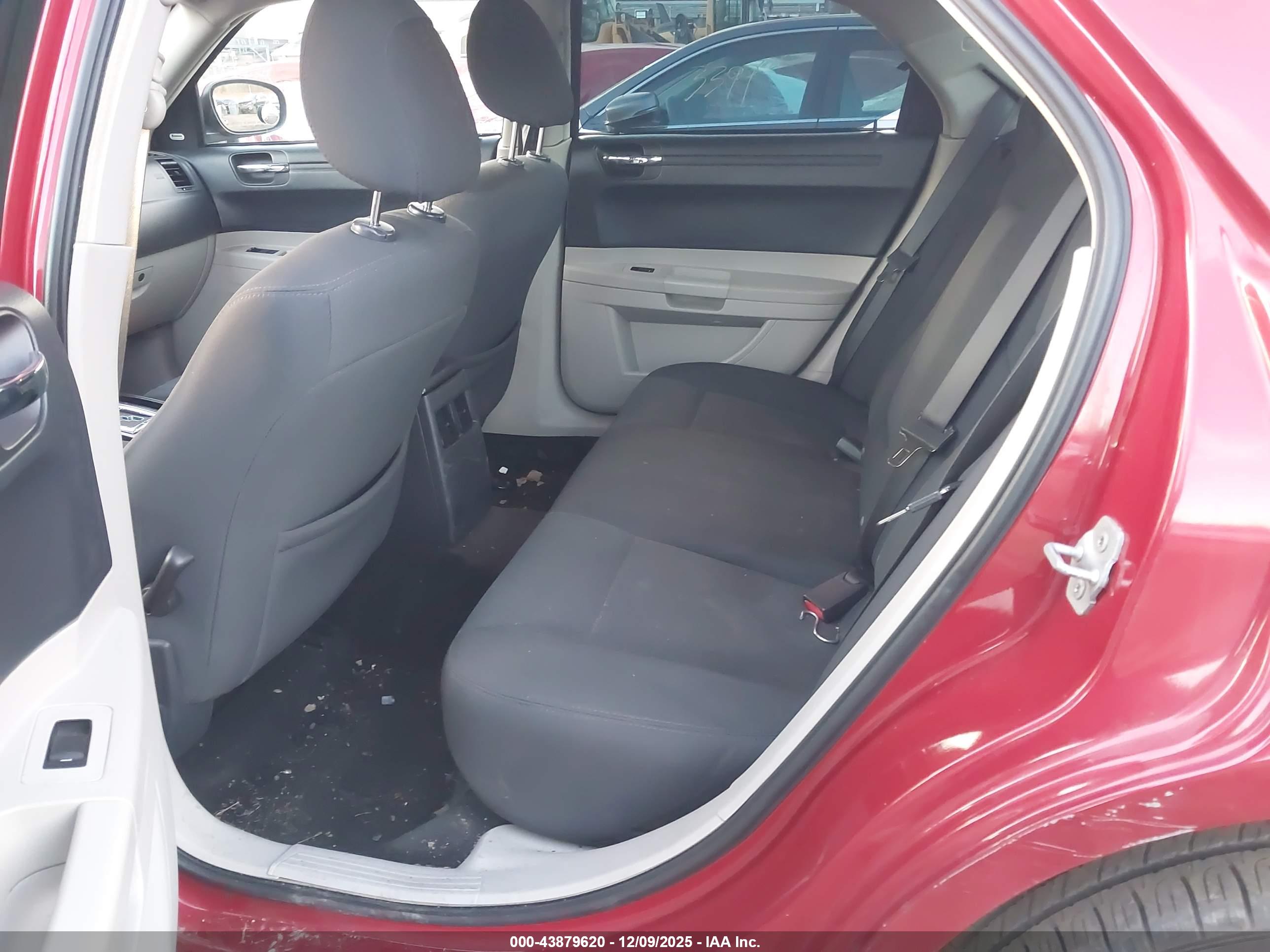 CHRYSLER 300 image 8