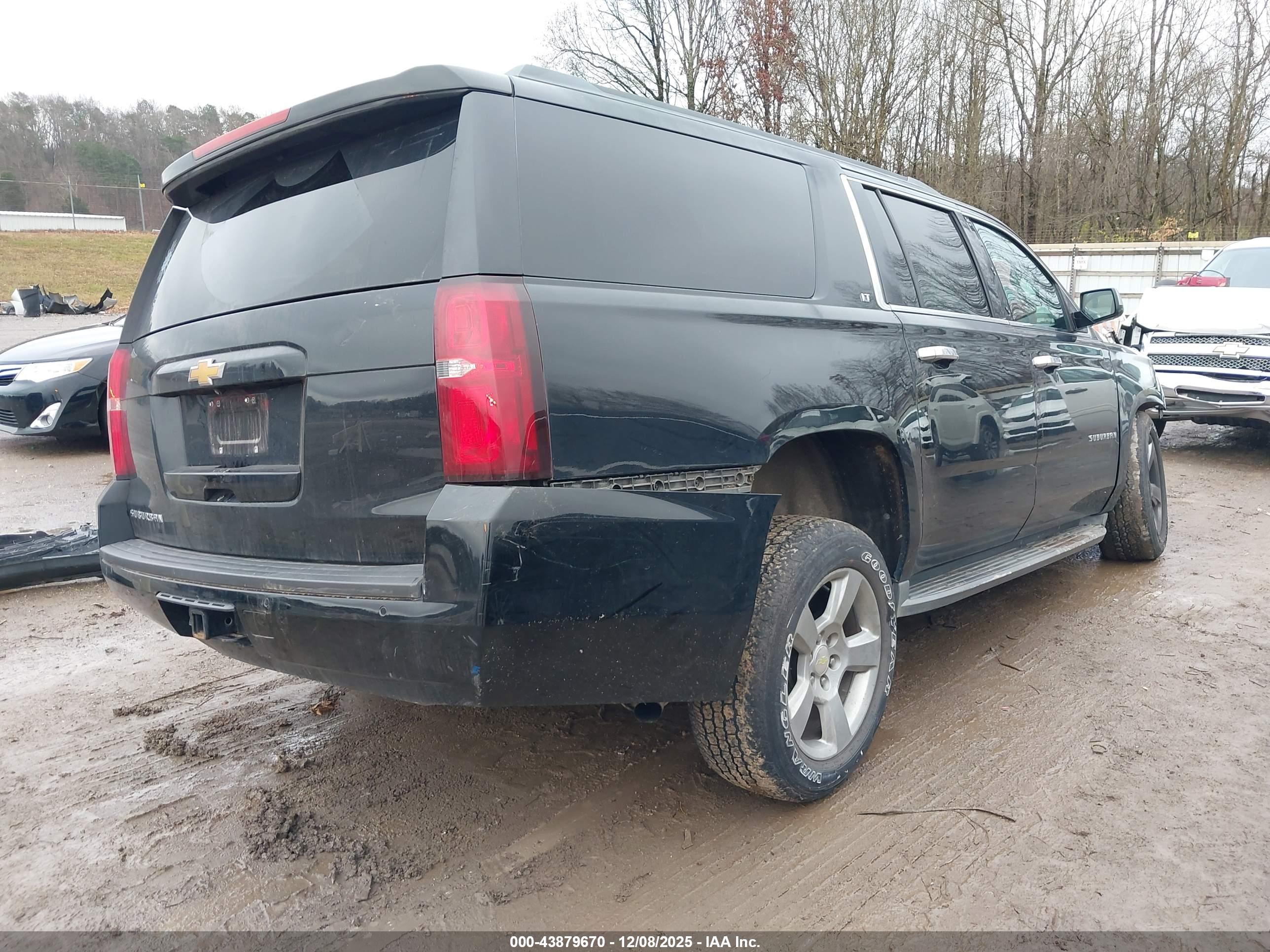 CHEVROLET SUBURBAN image 4