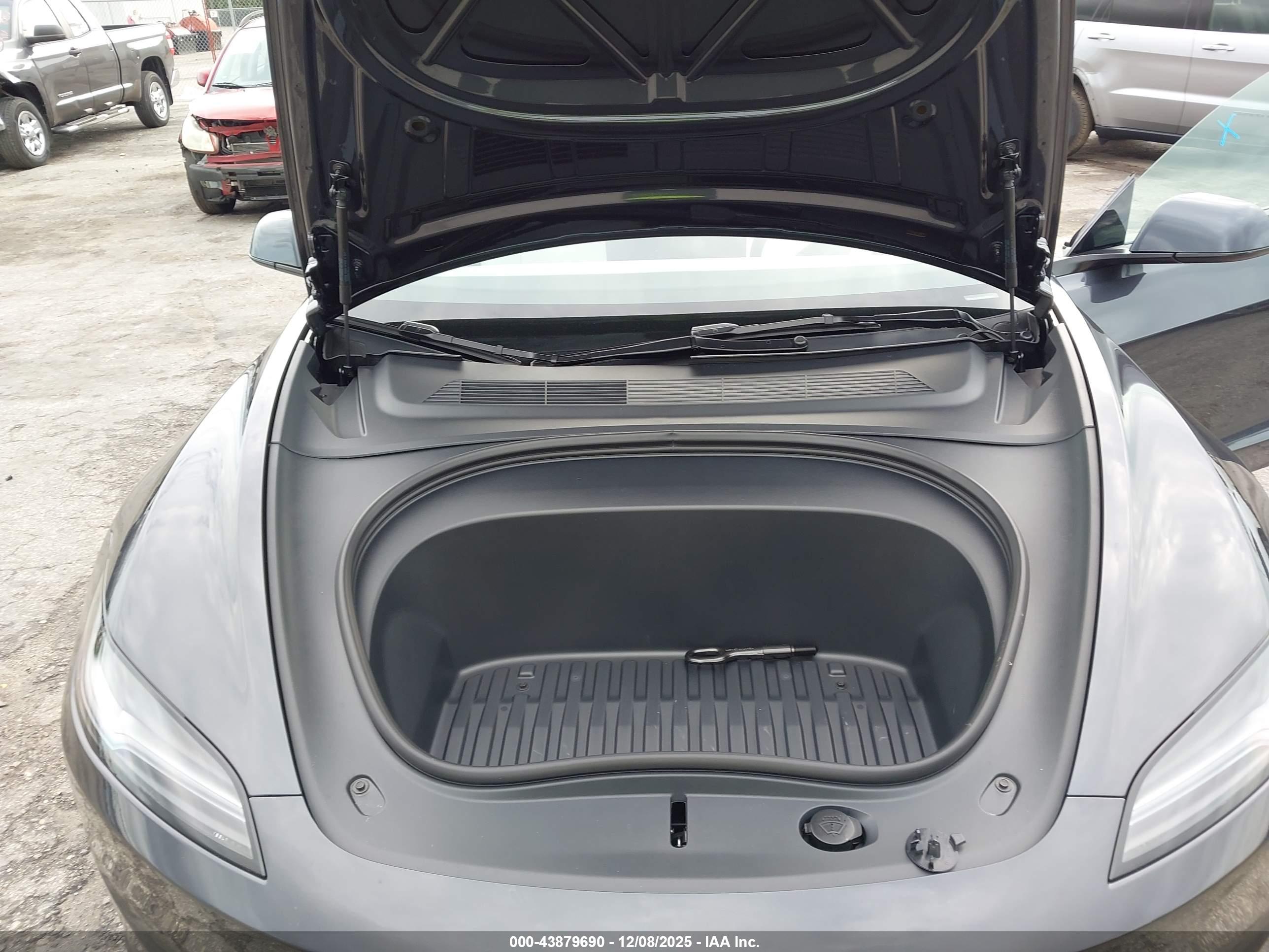 TESLA MODEL image 10