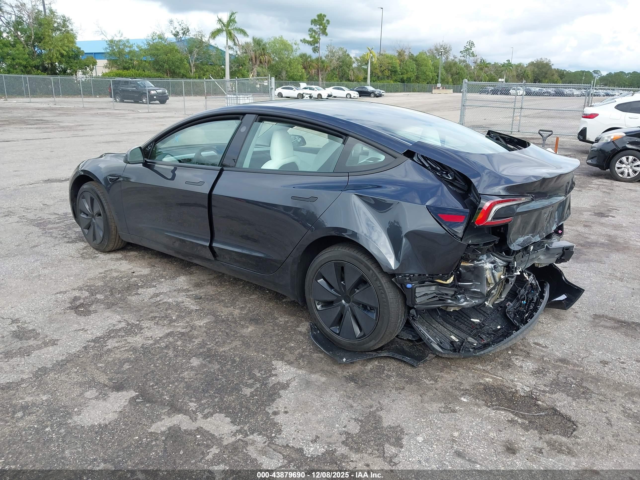 TESLA MODEL image 3