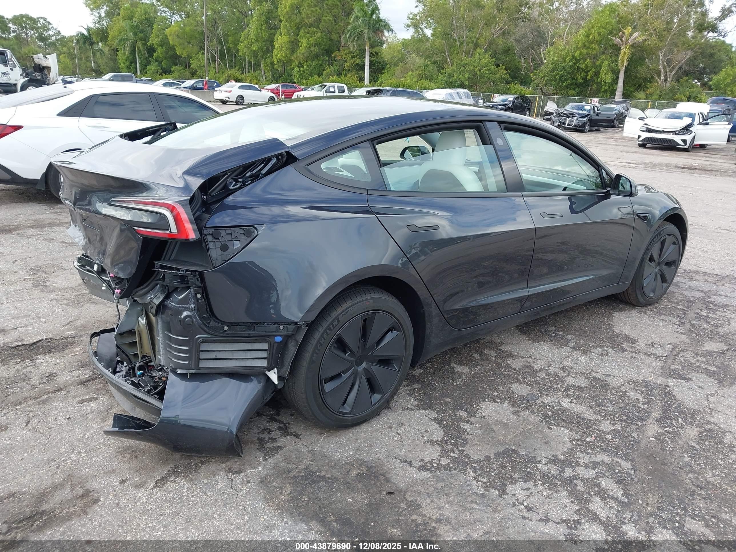 TESLA MODEL image 4