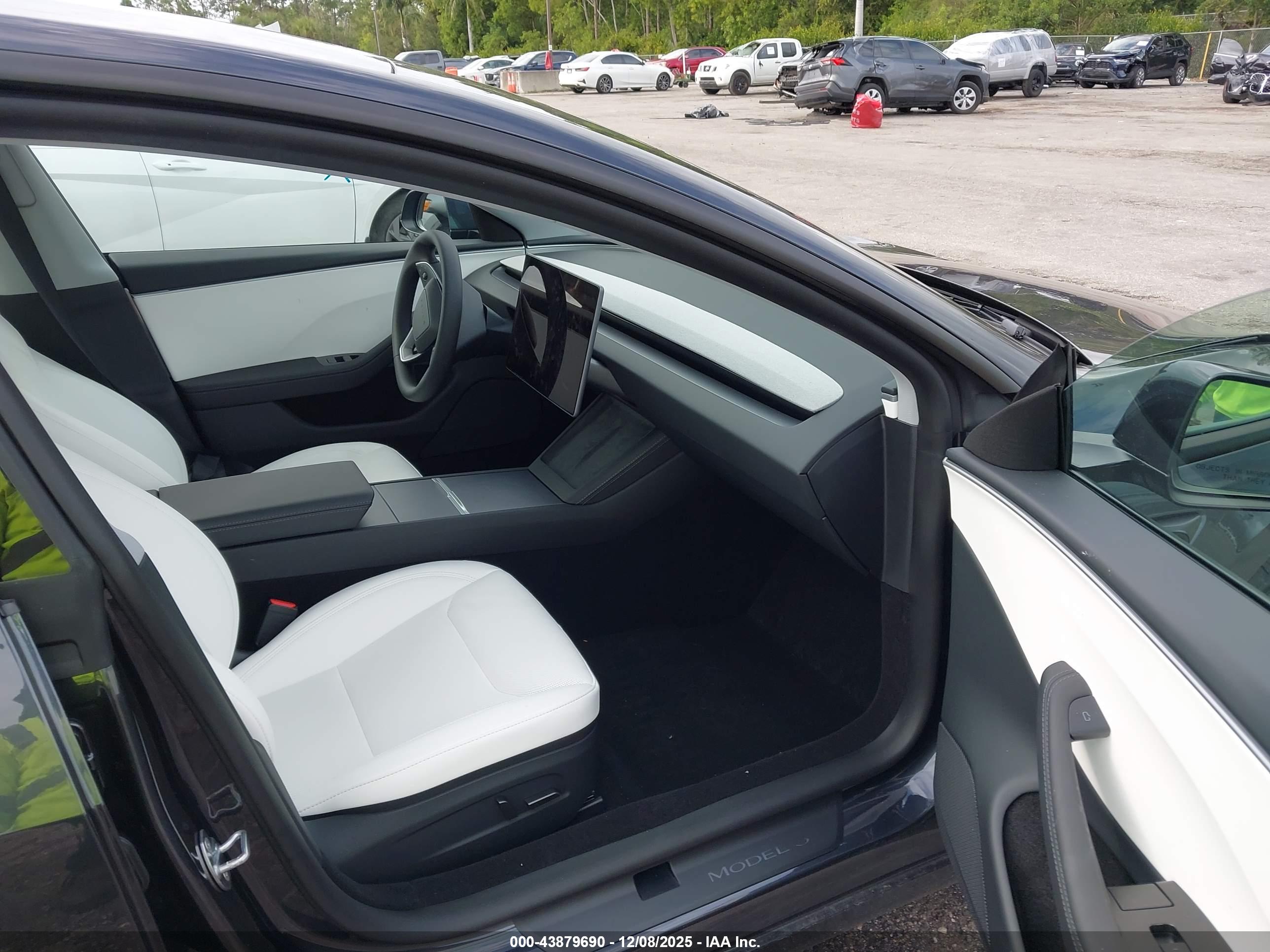 TESLA MODEL image 5