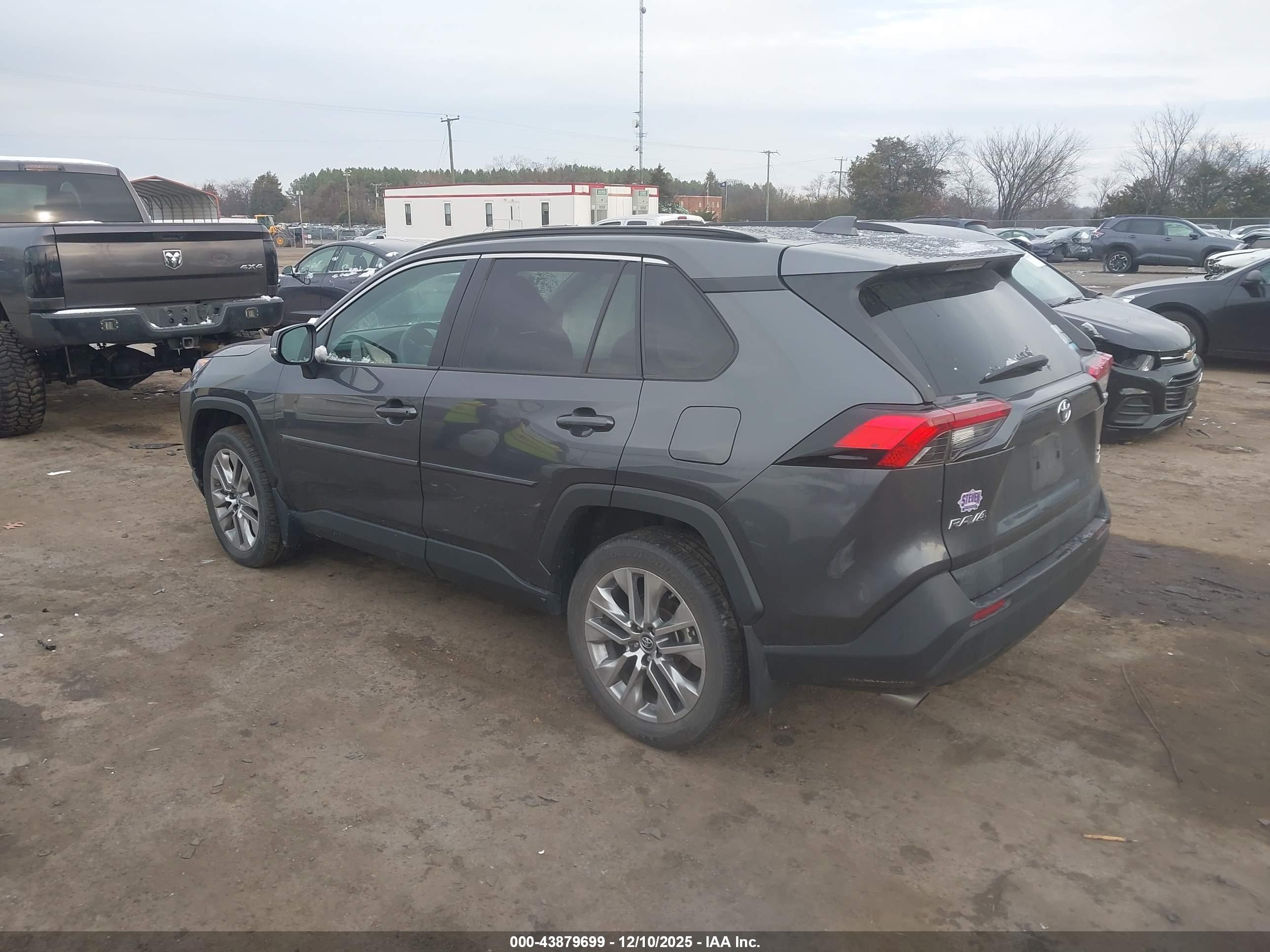 TOYOTA RAV4 image 3