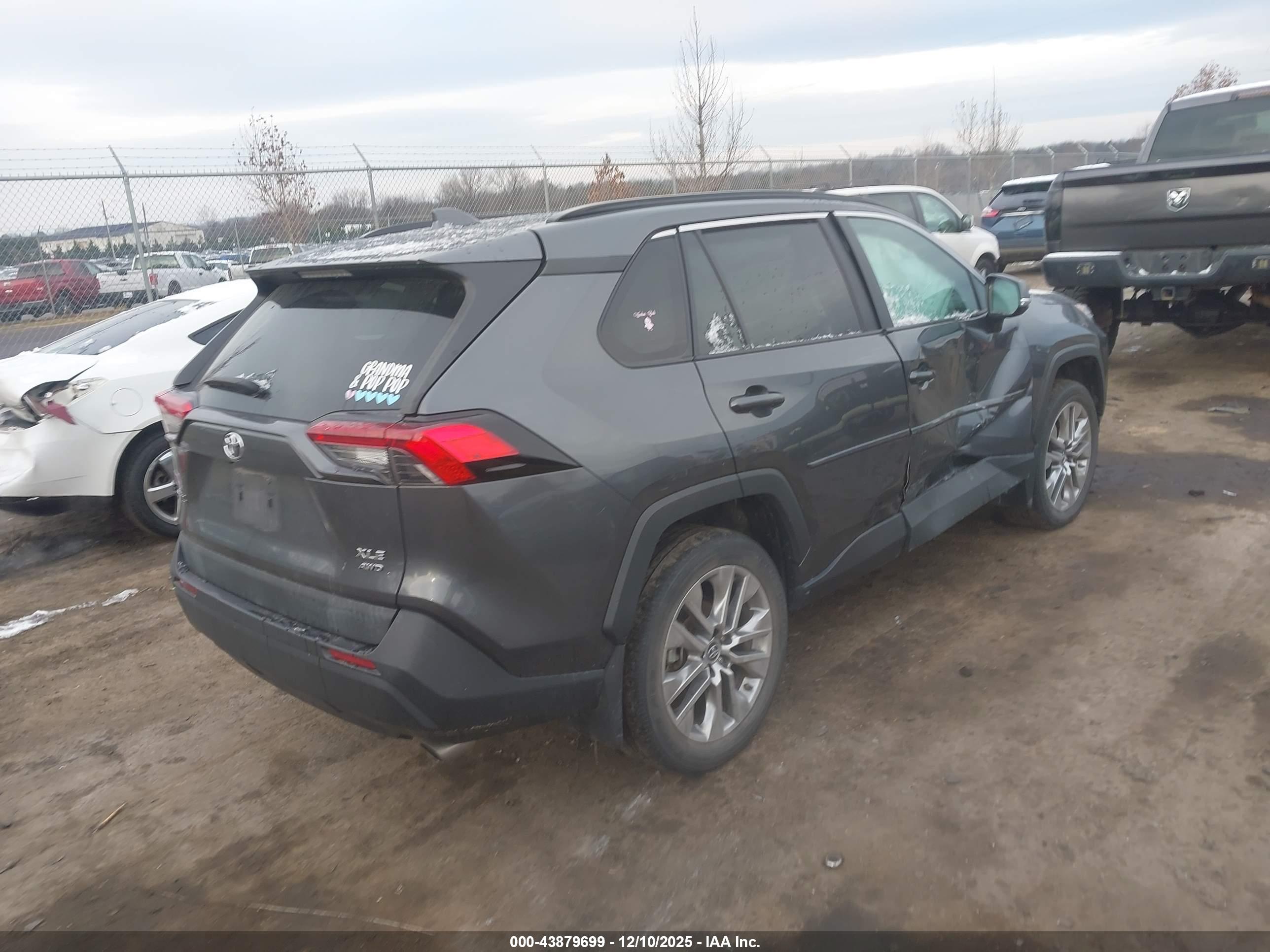 TOYOTA RAV4 image 4