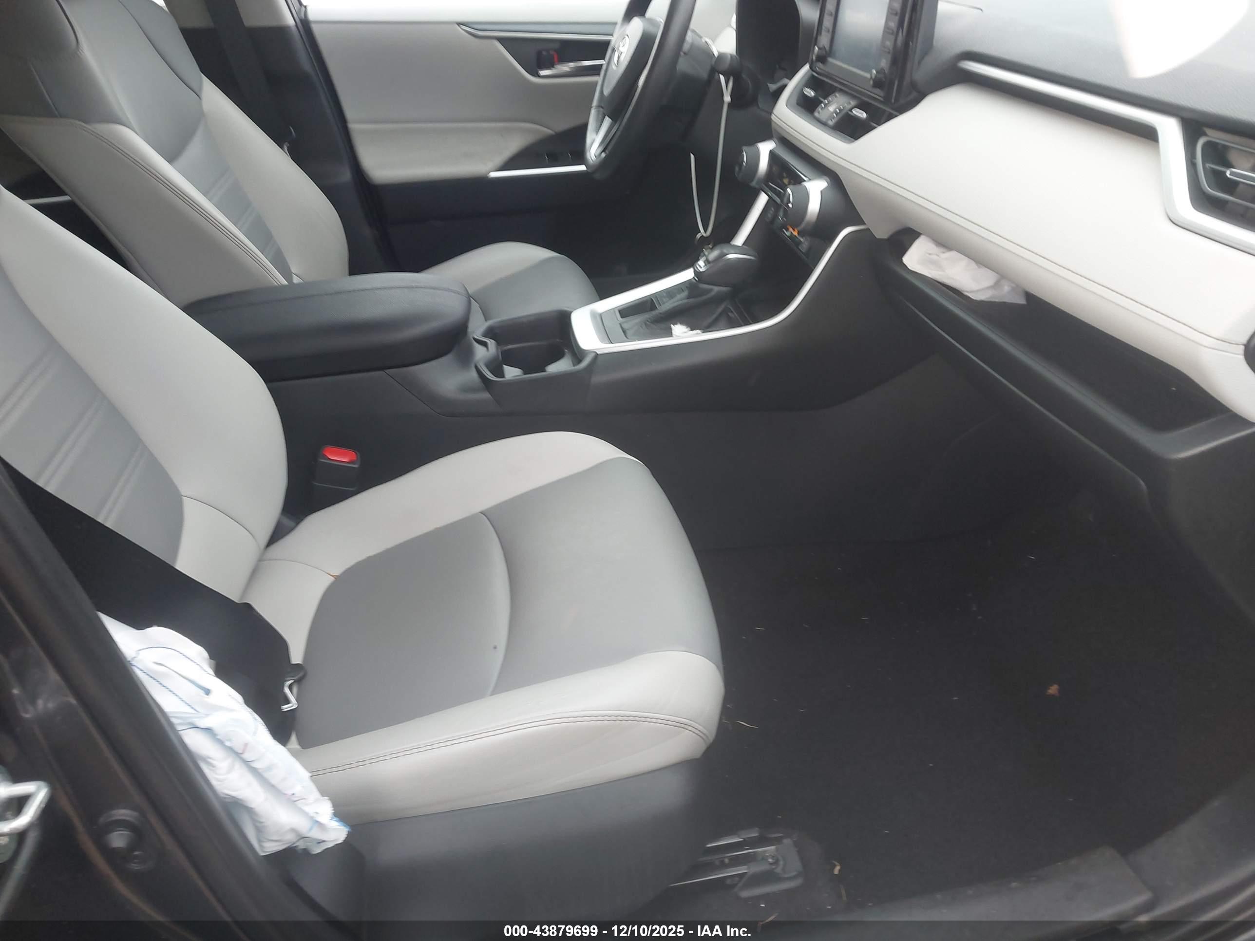 TOYOTA RAV4 image 5