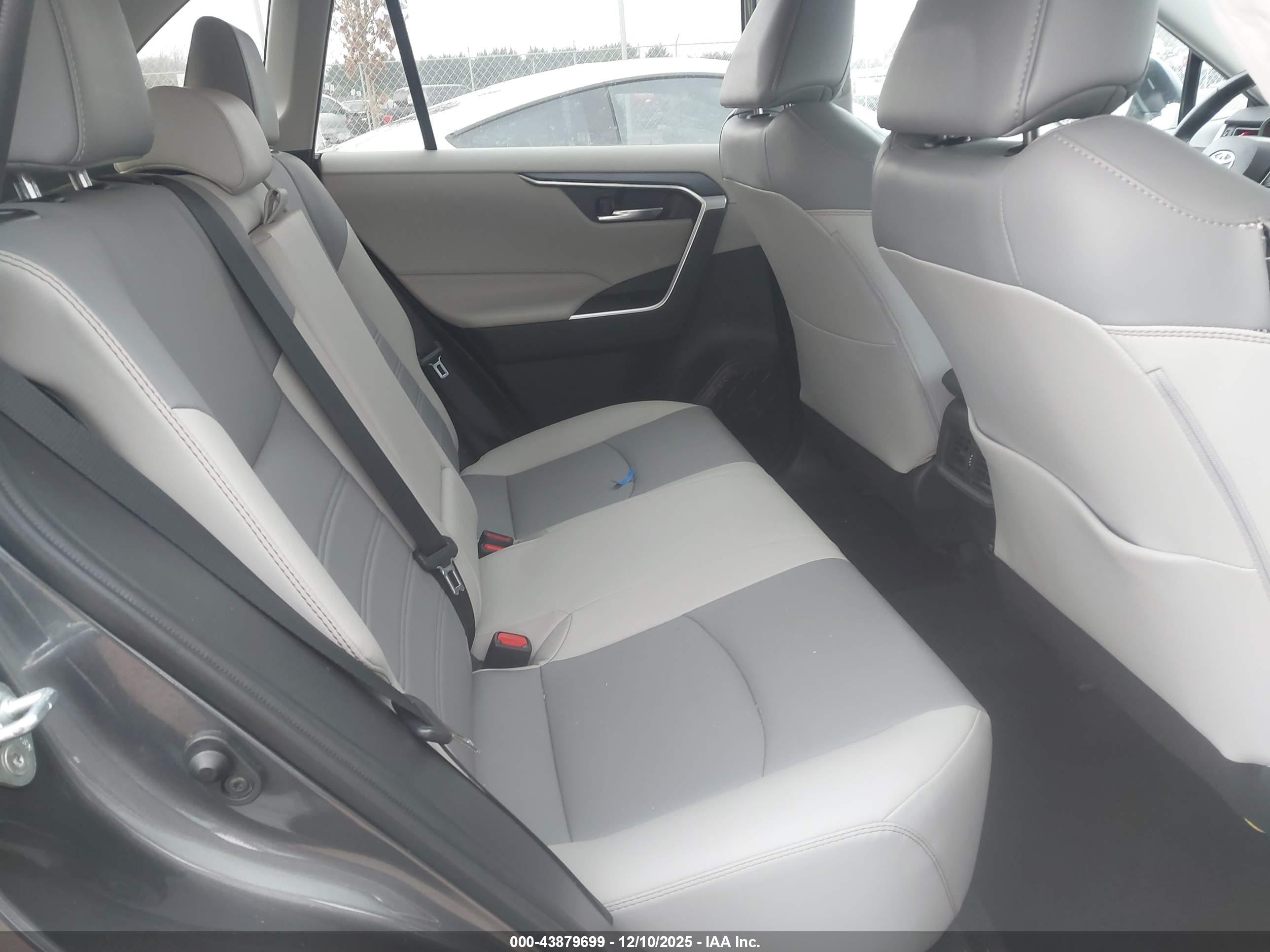 TOYOTA RAV4 image 8