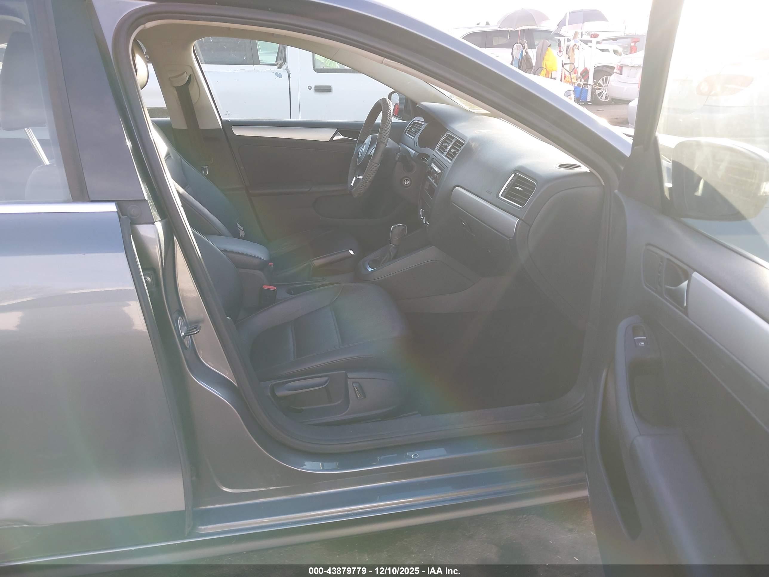 VOLKSWAGEN JETTA image 5