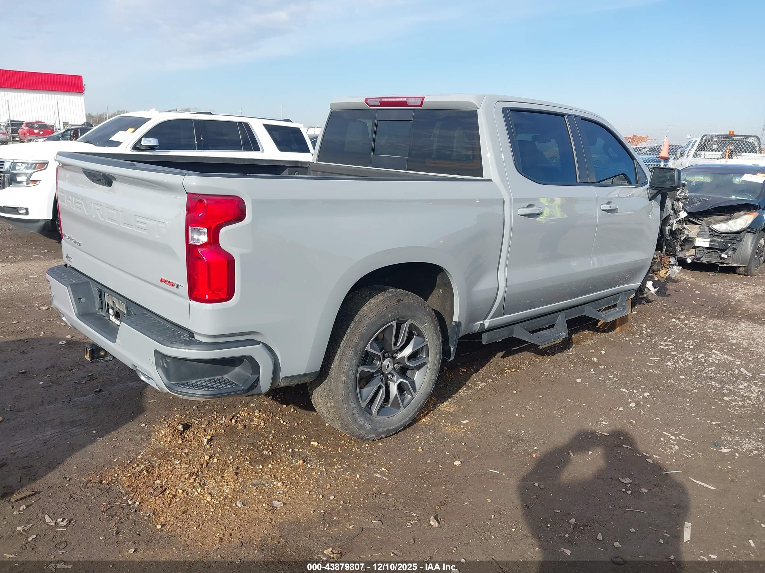 CHEVROLET SILVERADO image 4