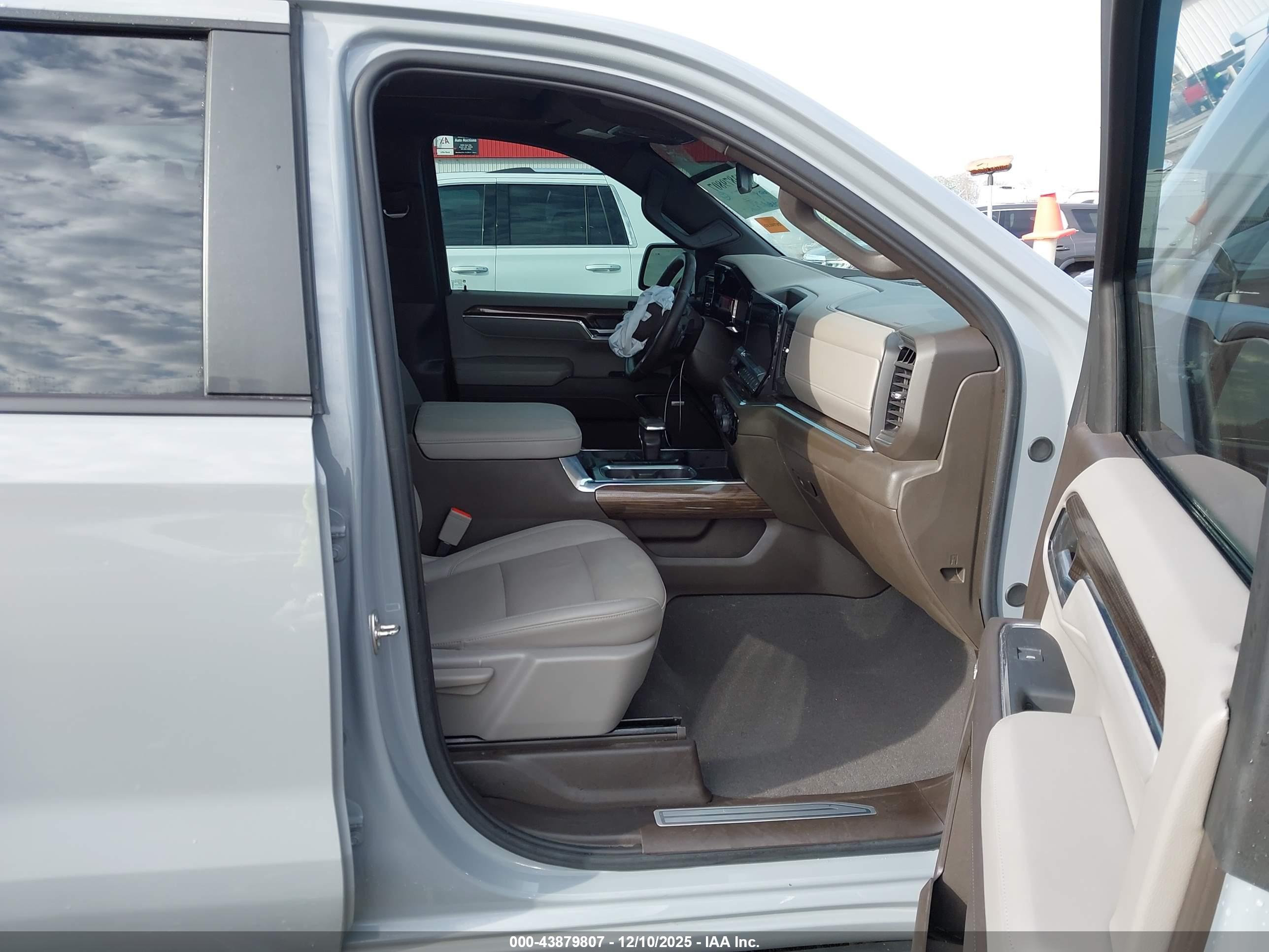 CHEVROLET SILVERADO image 5