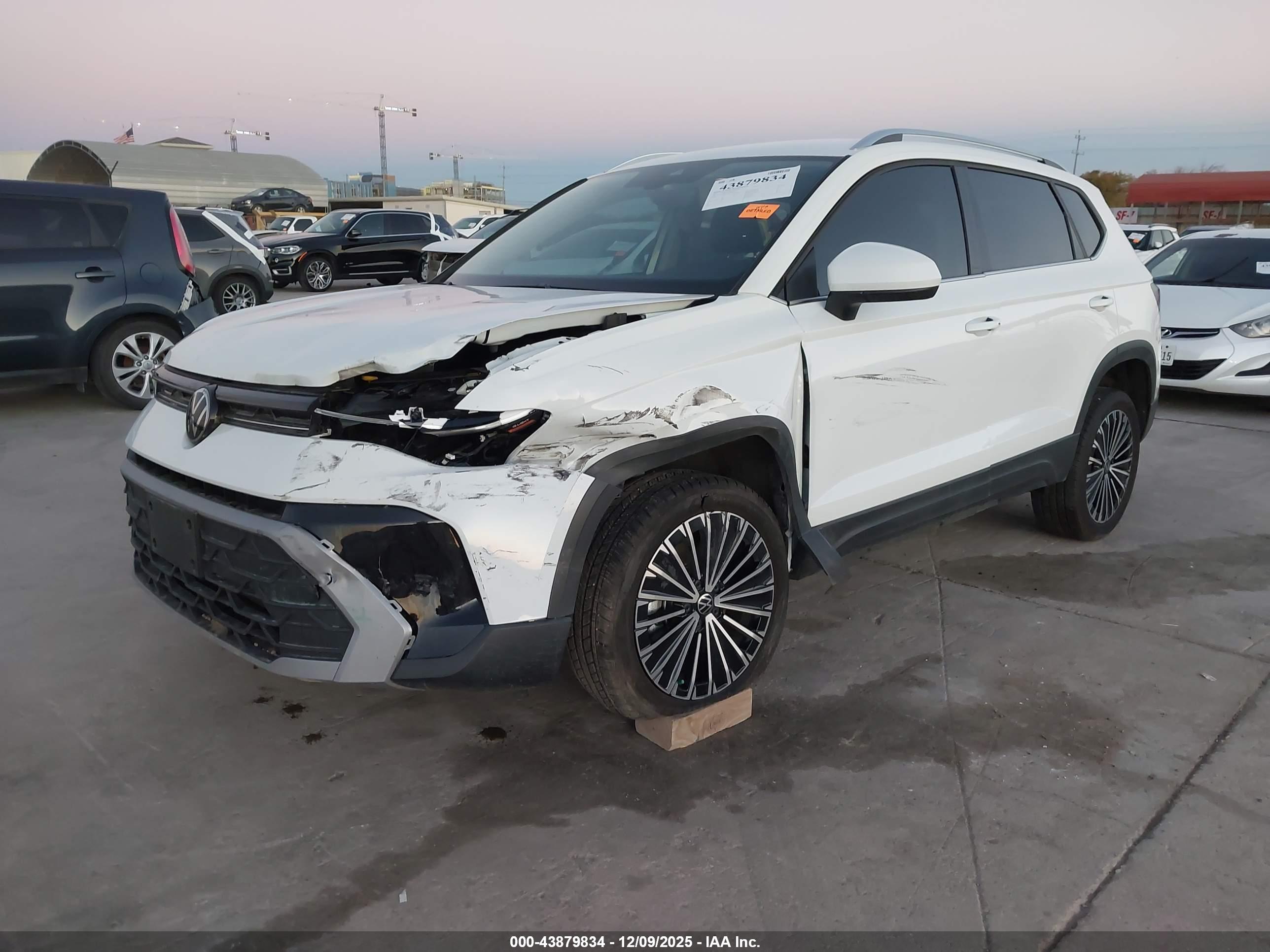 VOLKSWAGEN TAOS image 2