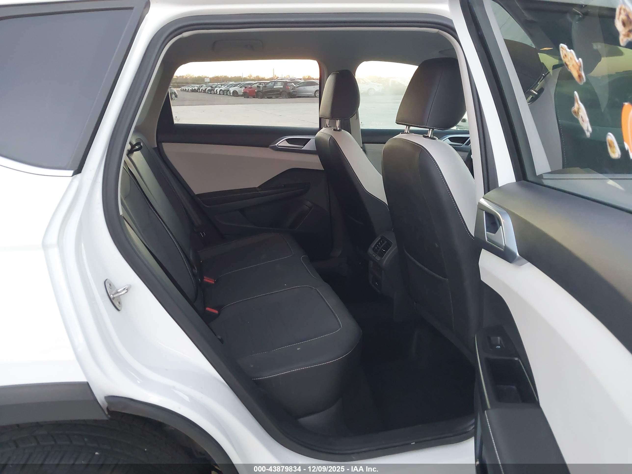VOLKSWAGEN TAOS image 8