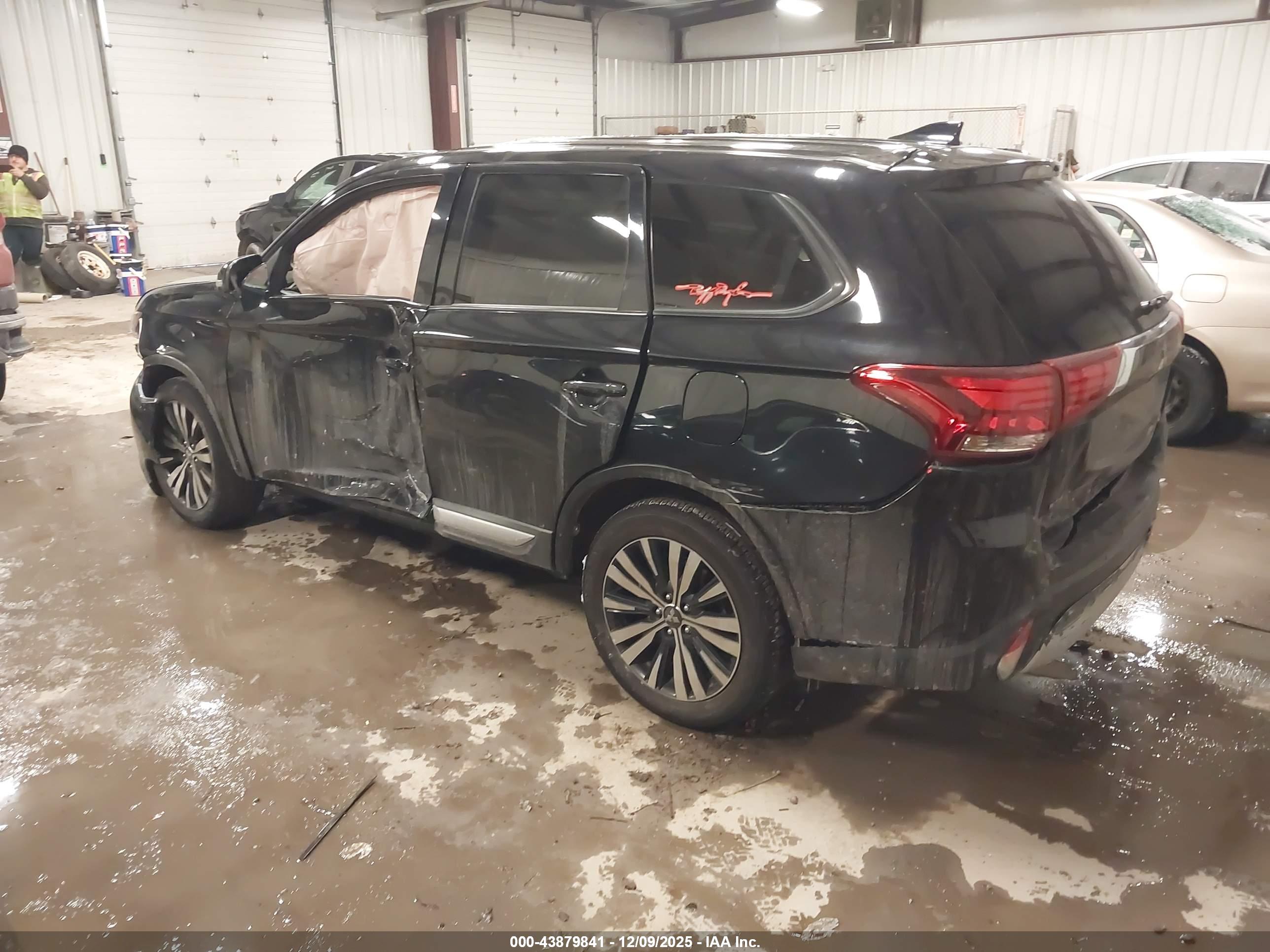 MITSUBISHI OUTLANDER image 3