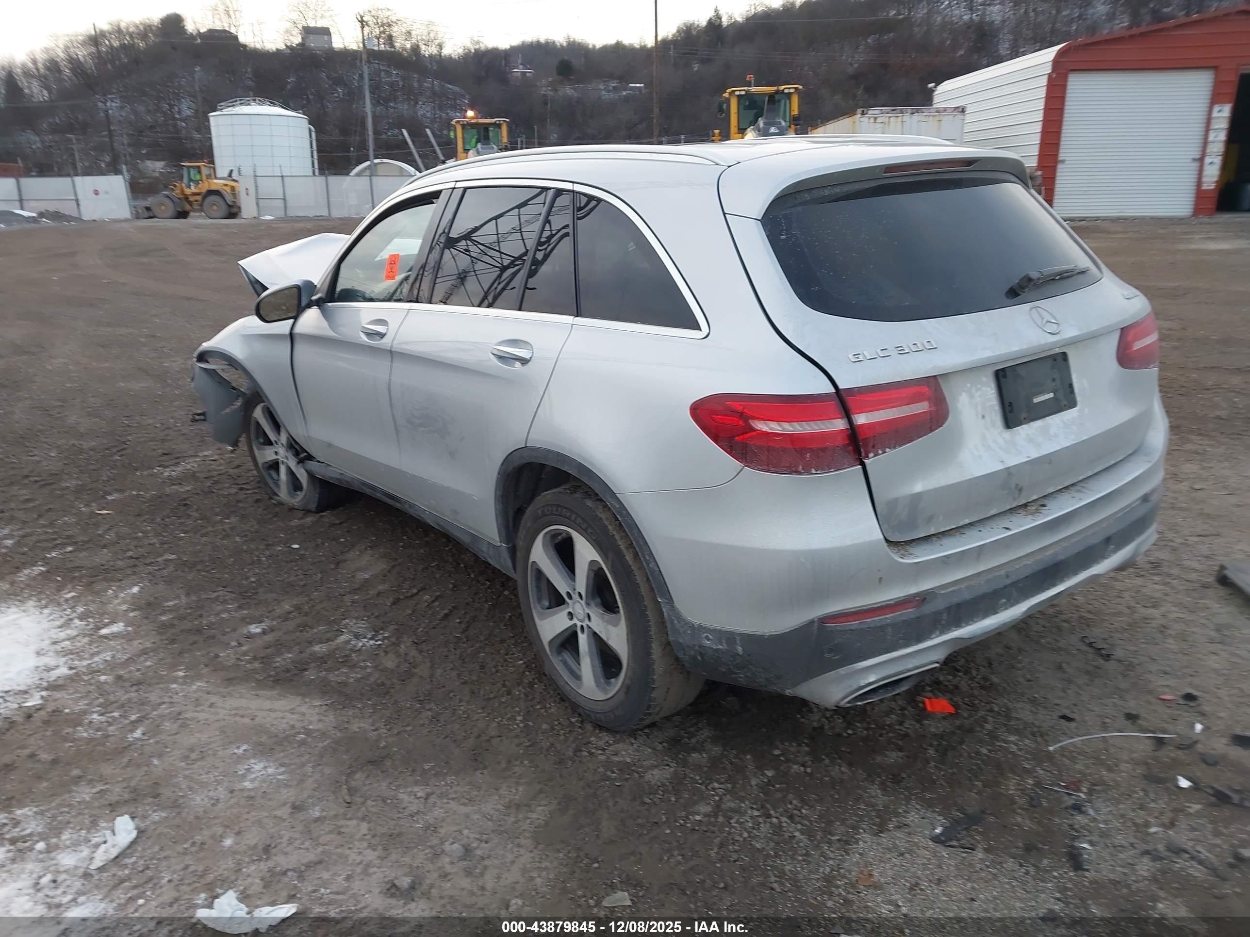 MERCEDES-BENZ GLC image 3