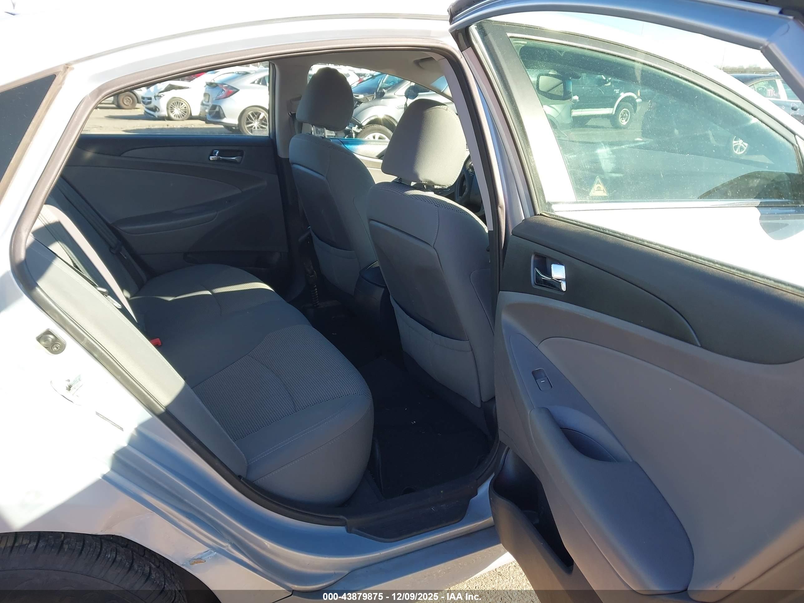 HYUNDAI SONATA image 8