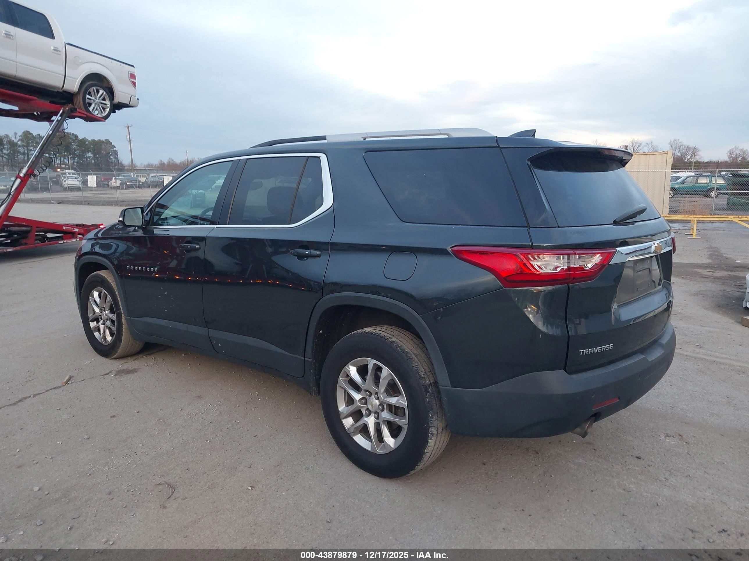 CHEVROLET TRAVERSE image 3