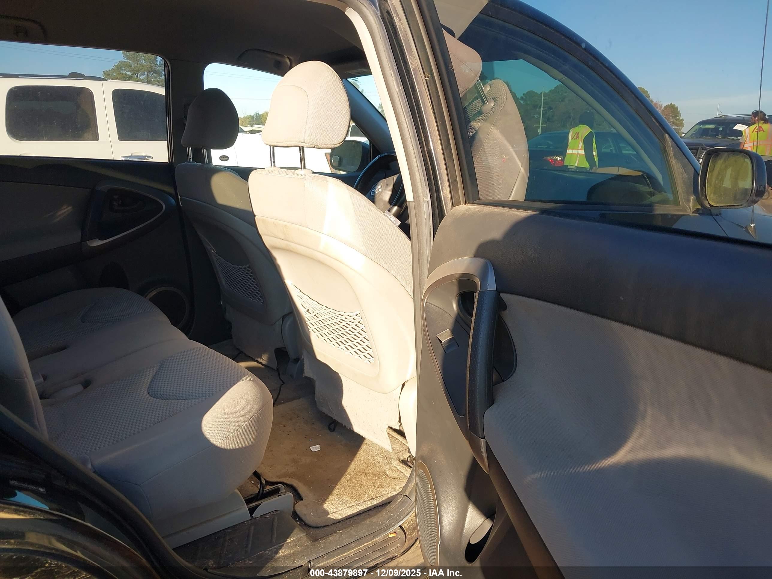 TOYOTA RAV4 image 8