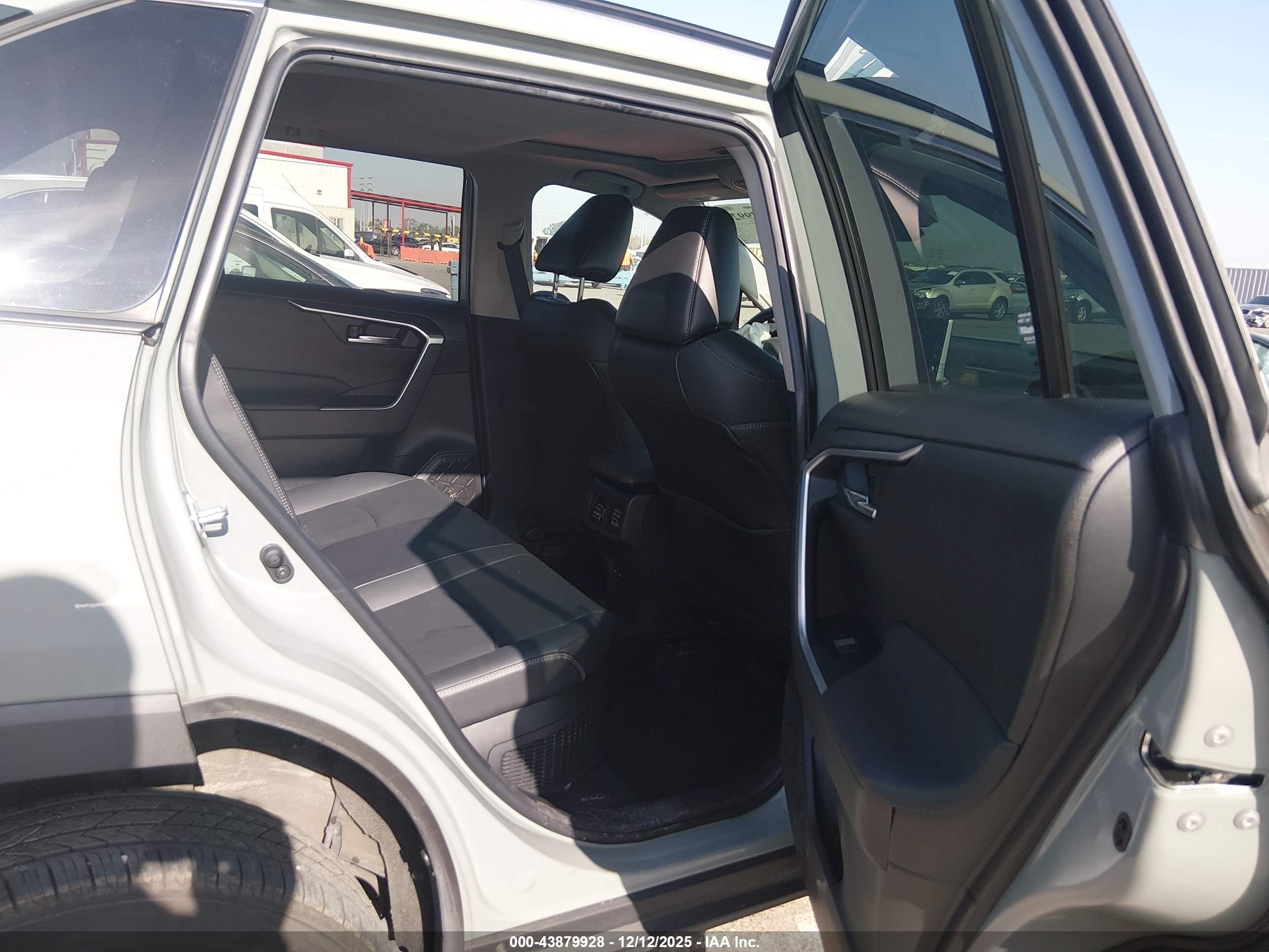 TOYOTA RAV4 image 8