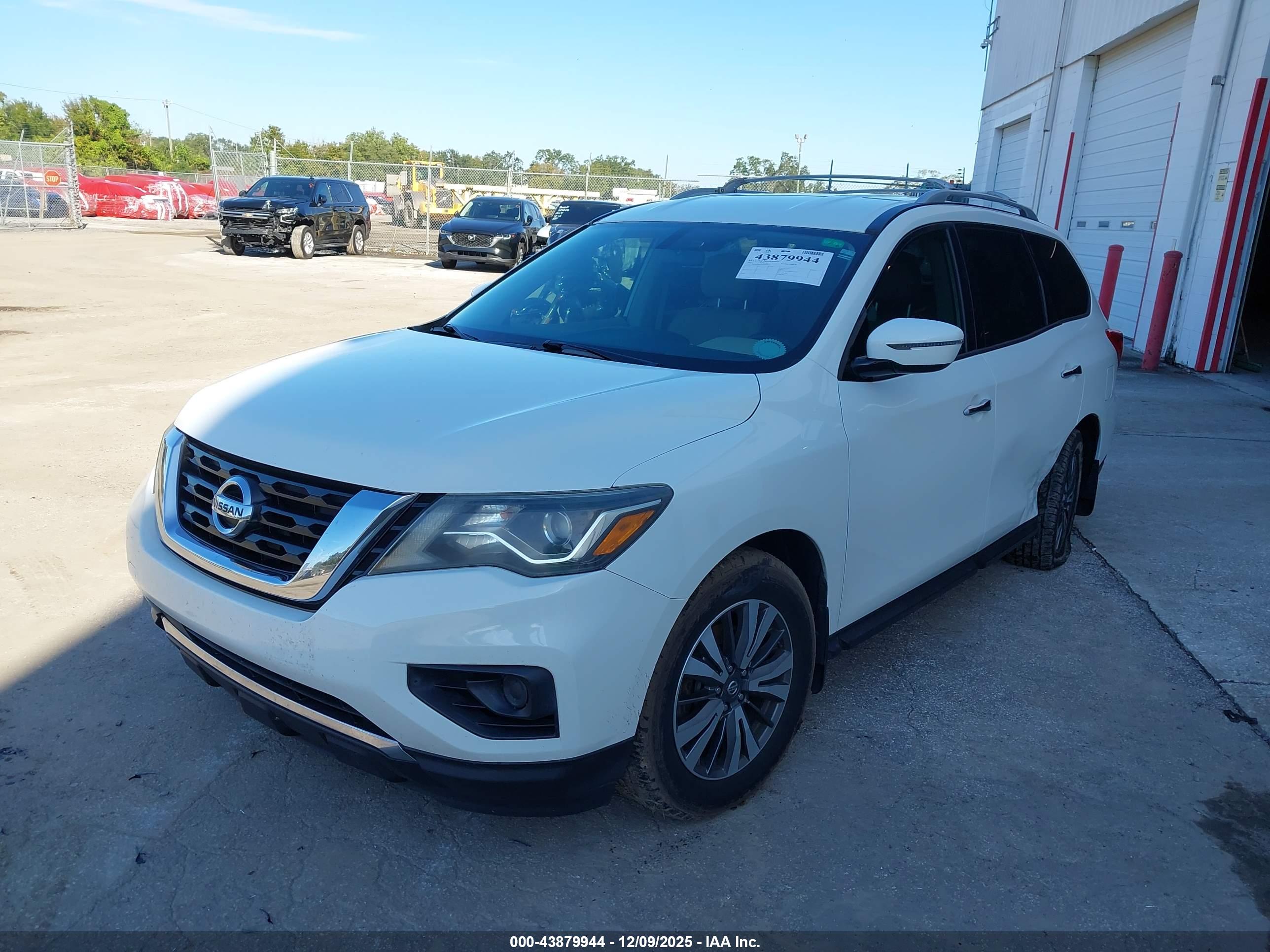 NISSAN PATHFINDER image 2