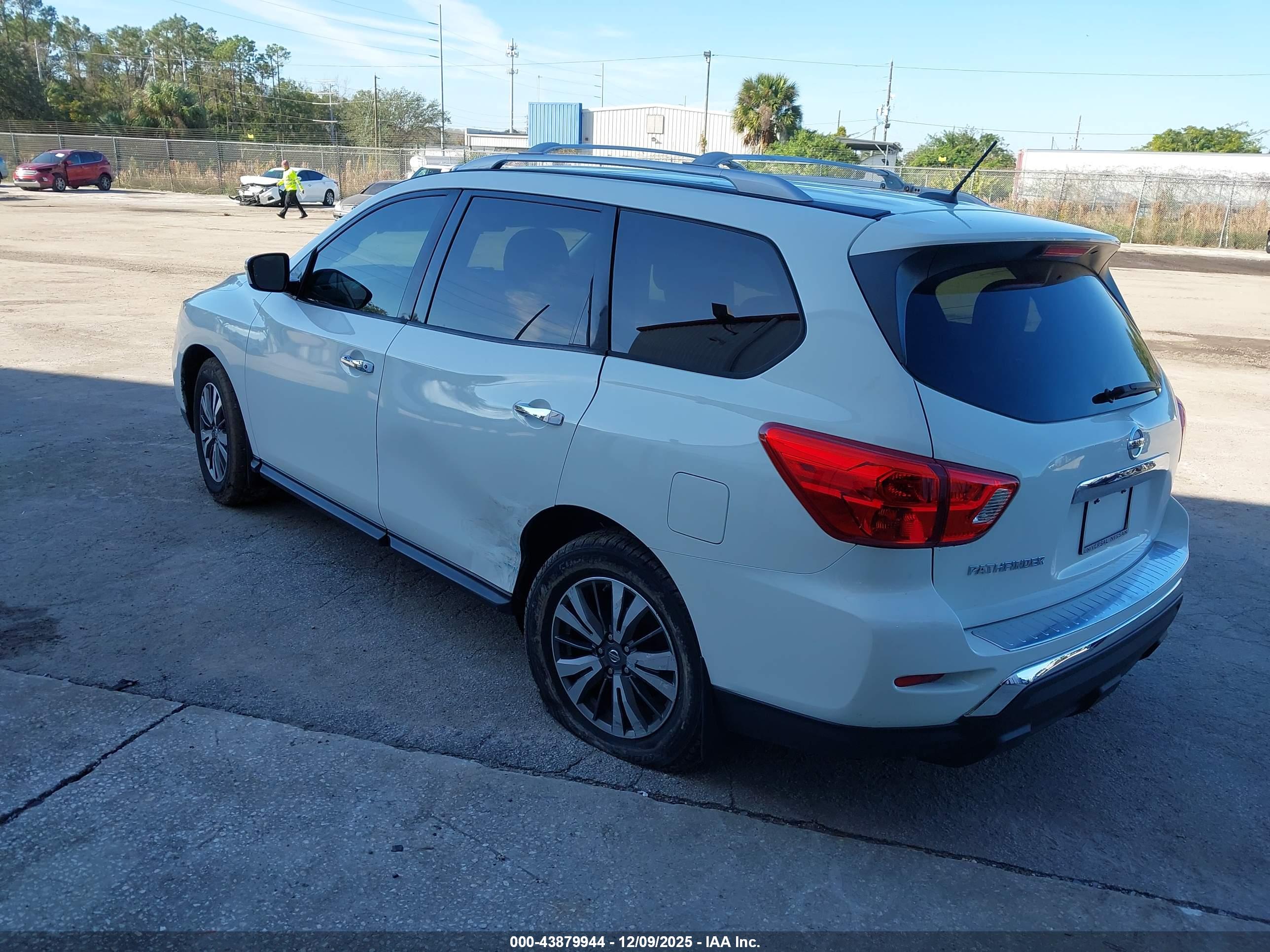 NISSAN PATHFINDER image 3