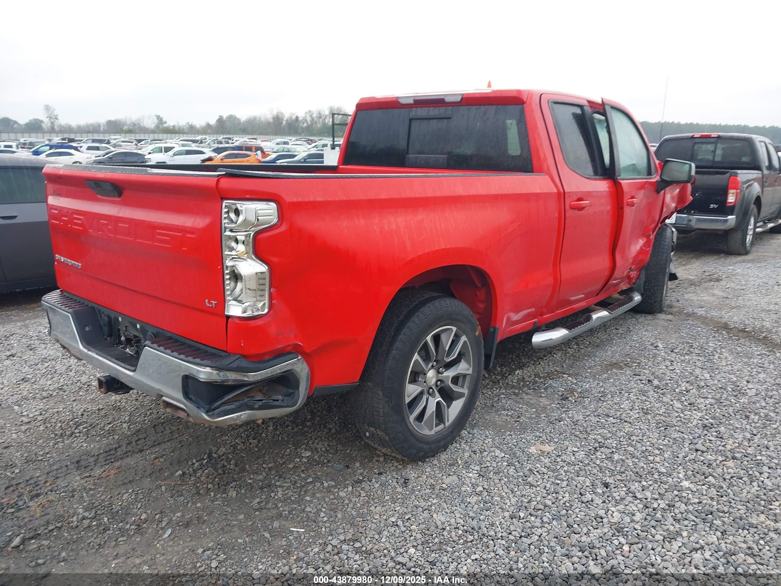 CHEVROLET SILVERADO image 4