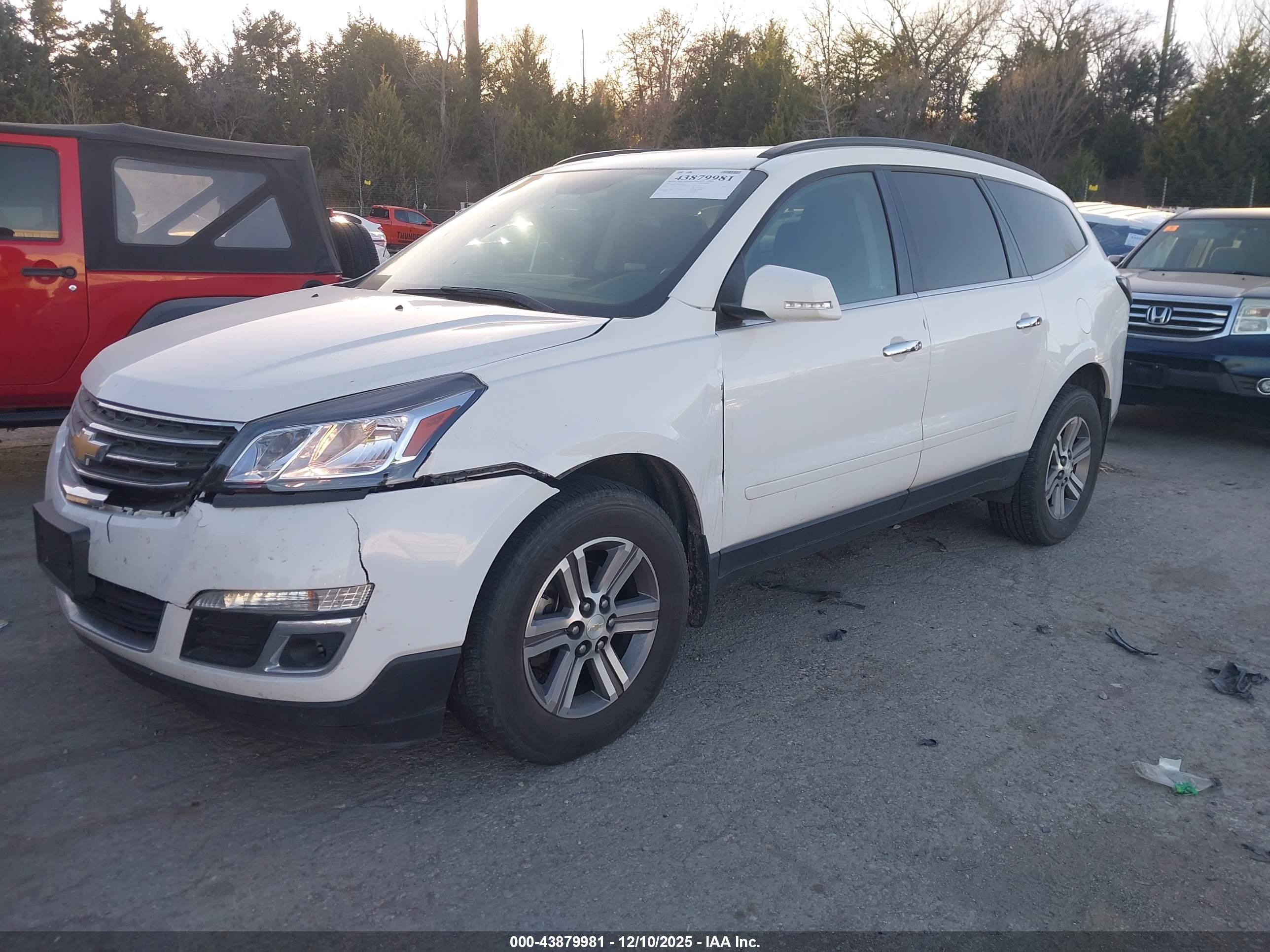 CHEVROLET TRAVERSE image 2