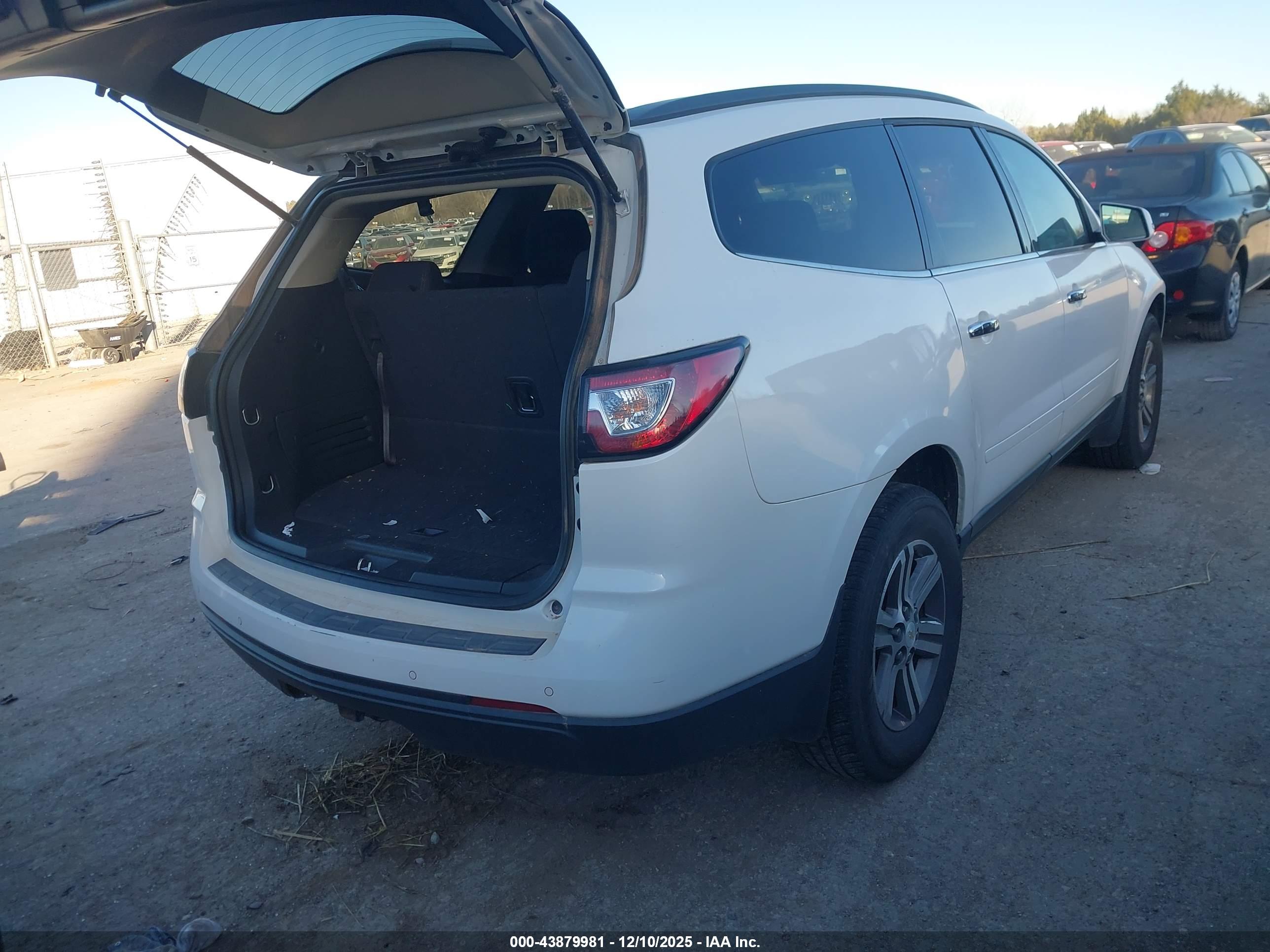 CHEVROLET TRAVERSE image 4