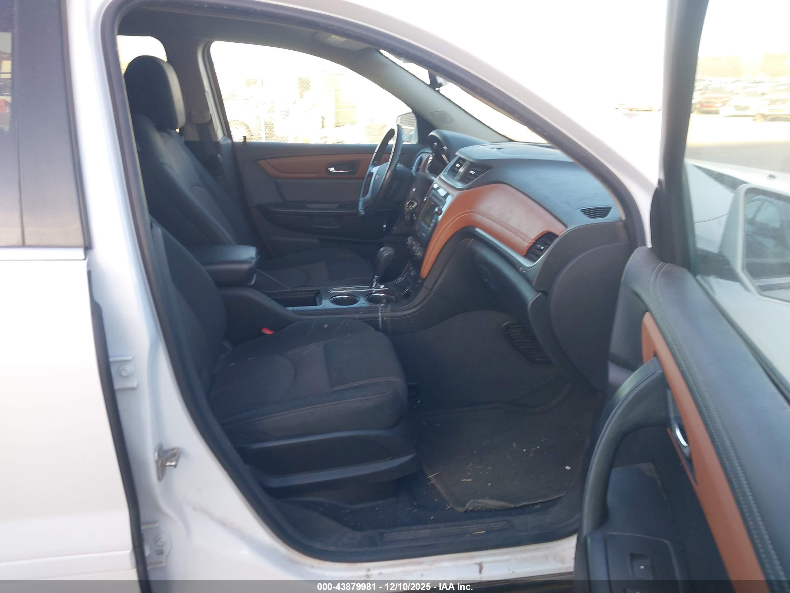 CHEVROLET TRAVERSE image 5