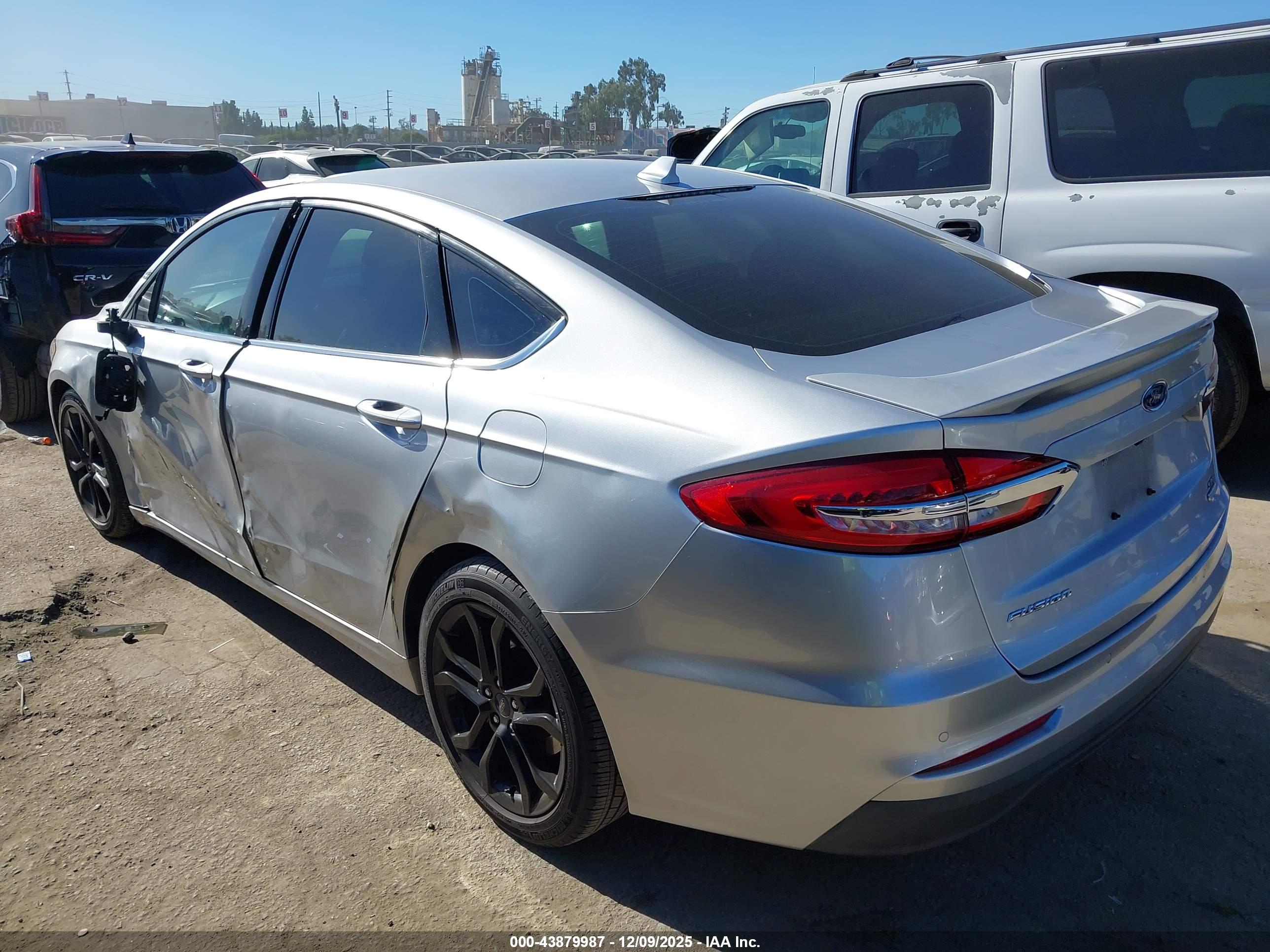 FORD FUSION image 3