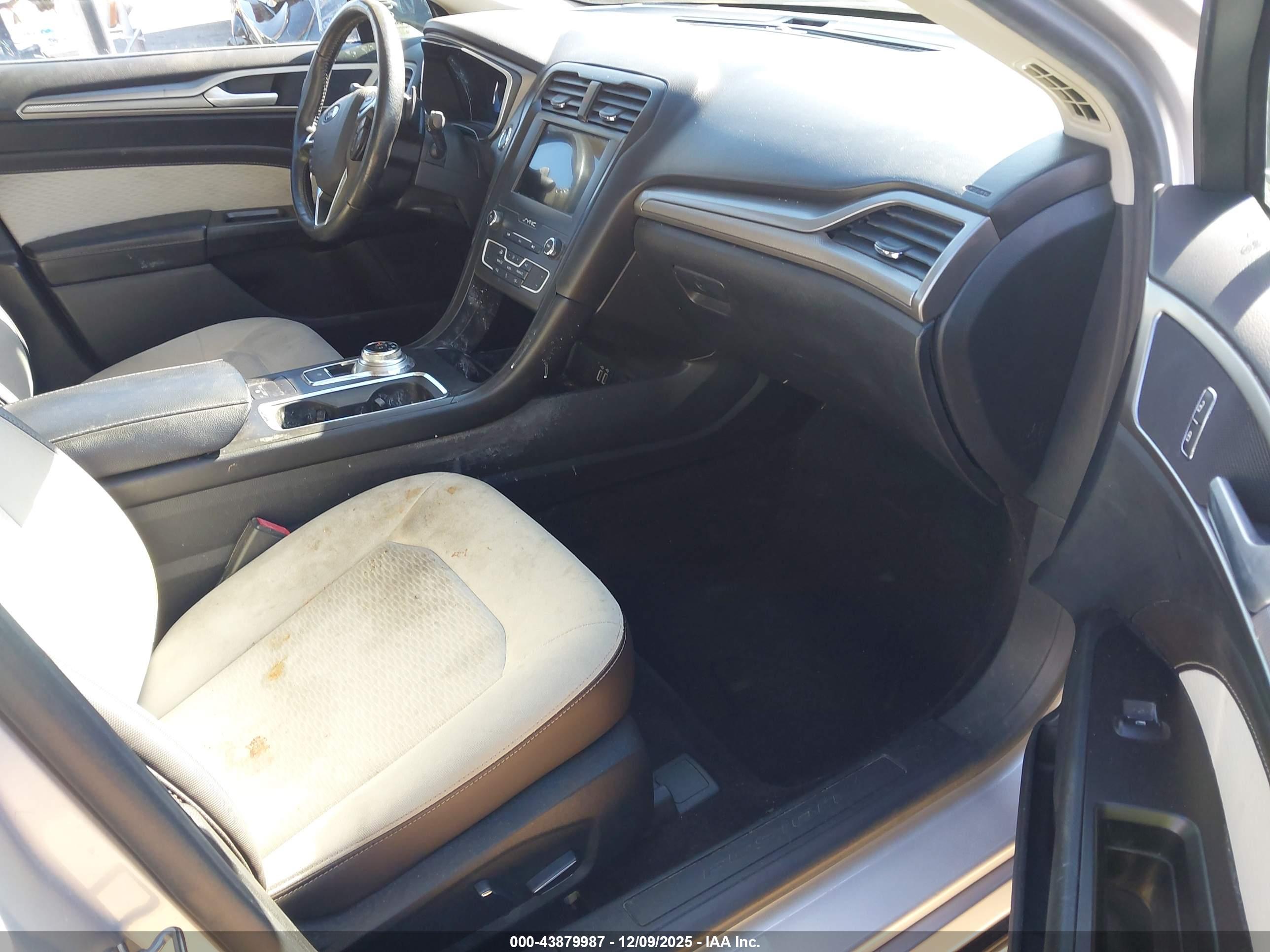 FORD FUSION image 5