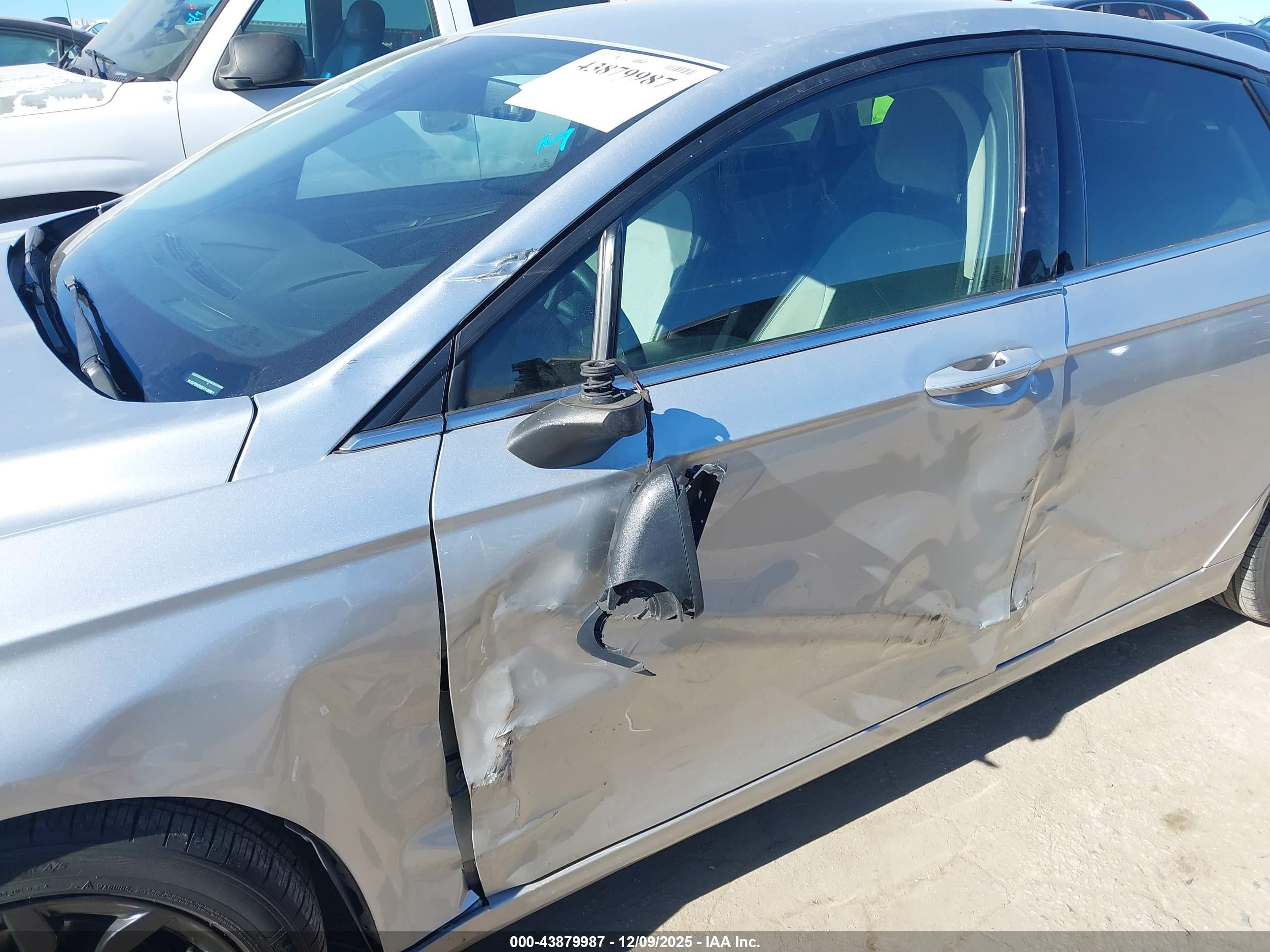 FORD FUSION image 6