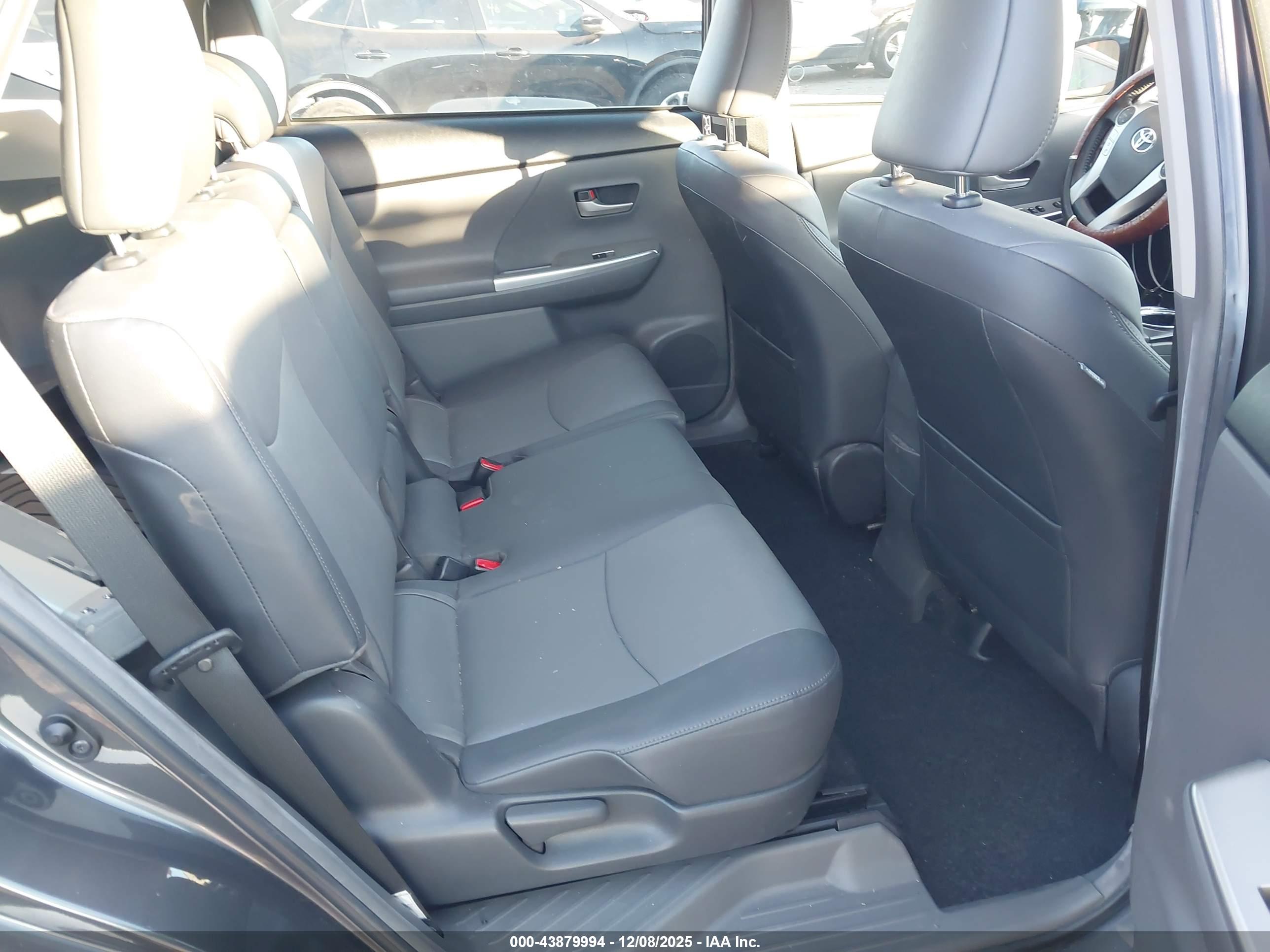 TOYOTA PRIUS image 8